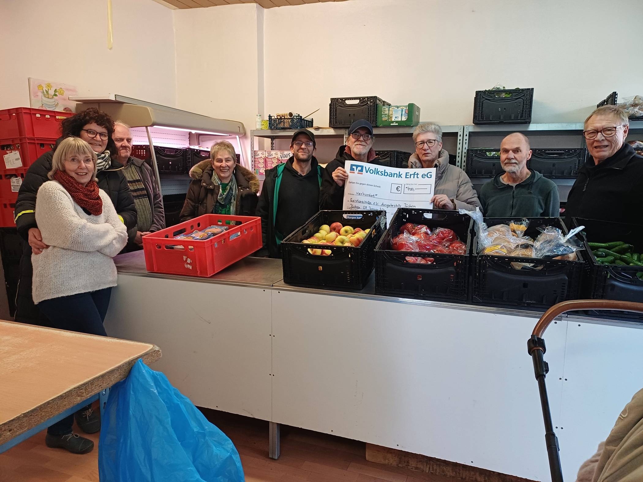  Der Vorstand der kfd Gierath-Gubberath schaute bei der Ausgabestelle der „Tafel“ in Jüchen vorbei und übergab dem Team eine Spende in Höhe von 400 Euro. 