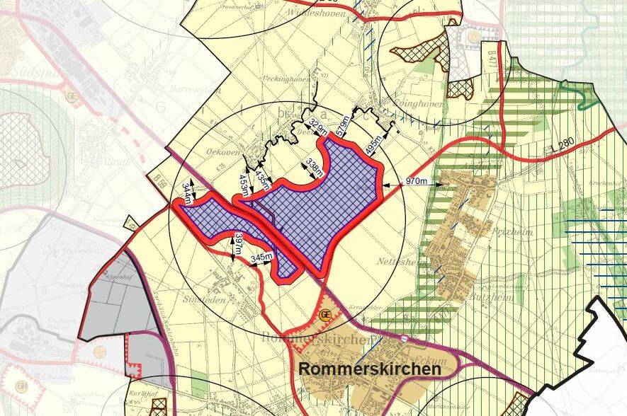  Früher durften die Rotorblätter sich nur innerhalb des Plangeländes drehen. Mittlerweile dürfen die Spitzen auch über die Grenzen hinausreichen. Dadurch sinkt der Abstand der Wohnbebauung auf 400 und weniger Meter. In Deelen wären es gar nur 329 Meter und in Sinsteden 345 Meter. 