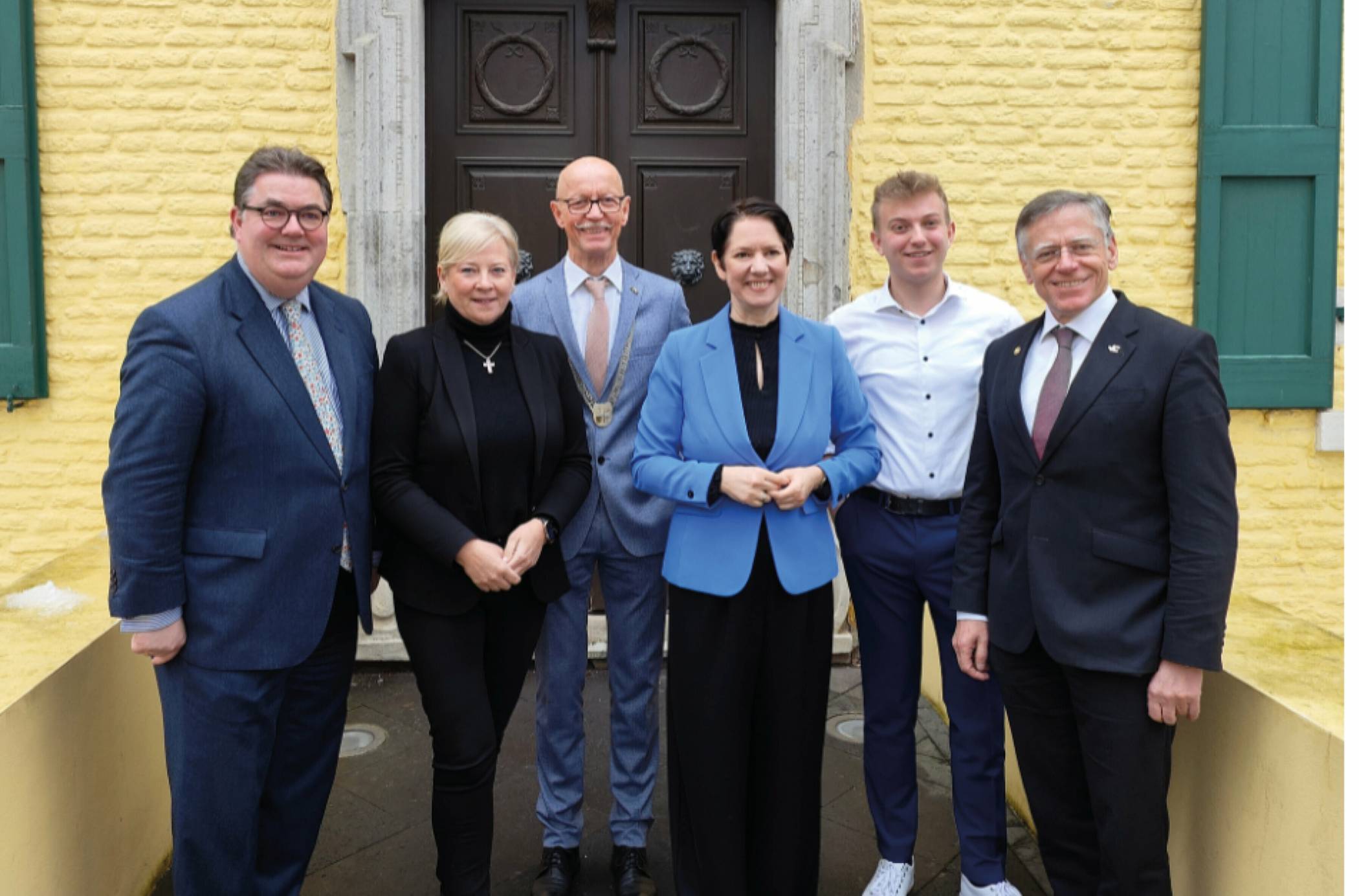 Von links: Ansgar Heveling MdB, Heike Troles MdL, Bürgermeister Harald Zillikens, Ministerin Silke Gorißen, Parteivorsitzender Justin Krönauer und Landrat Hans-Jürgen Petrauschke. 