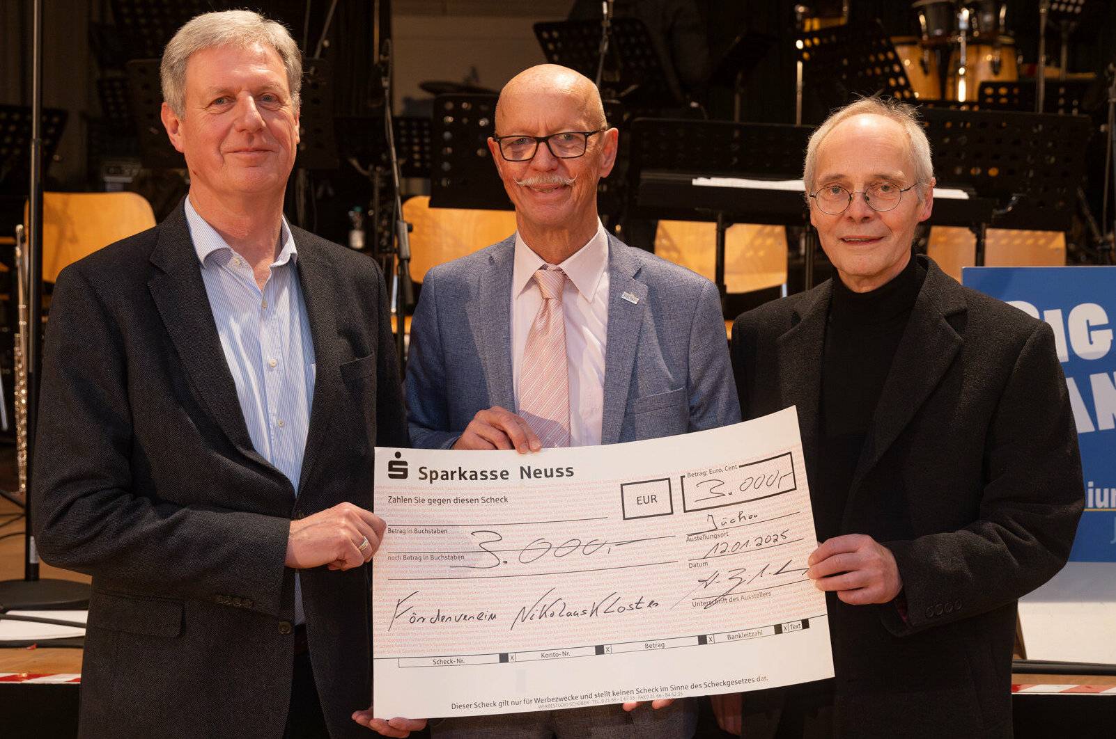  Von links: Gerhard Odenkirchen, Bürgermeister Harald Zillikens und Pater Andreas Petith OMI.  