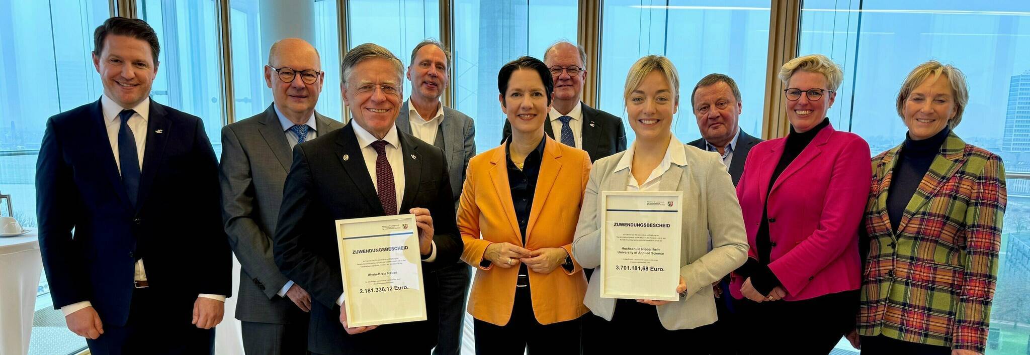  Bei der Bescheidübergabe (von links): Sven Schumacher (Rhein-Kreis, Leiter Stabsstelle Strukturwandel), Dr. Thomas Grünewald (Präsident Hochschule Niederrhein), Landrat Hans-Jürgen Petrauschke, Markus Menkhaus (Hochschule Niederrhein, Leitung Stabsstelle Forschung), Johann-Andreas Werhahn (Vorsitzender "Neusser Produktenmarkt"), Prof. Dr. Kathleen Diener (Hochschule Niederrhein, Vizepräsidentin für Forschung und Innovation sowie Projektleitung LCL), Stephanie Bienefeld (Hochschule Niederrhein, Geschäftsführerin LCL), Elke Hohmann (Zukunftsagentur Rheinisches Revier, Abteilungsleitung). 