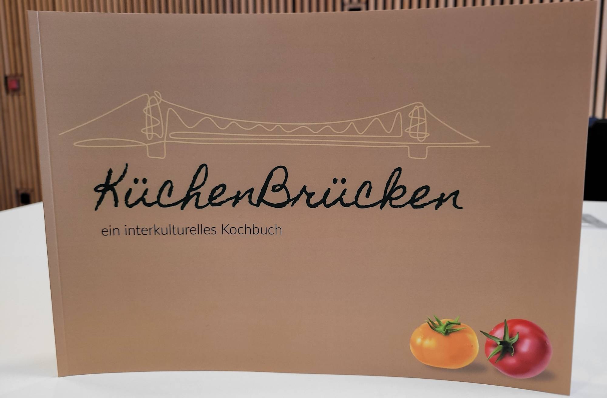 Das Kochbuch „KüchenBrücken“ ist kostenlos im