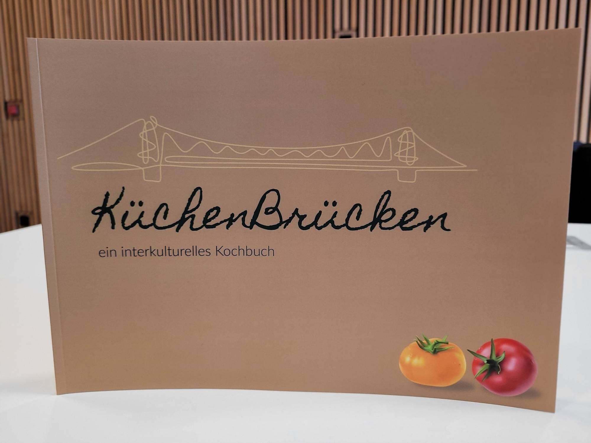  Das Kochbuch „KüchenBrücken“ ist kostenlos im Bedburger Rathaus erhältlich und jederzeit online abrufbar. 
