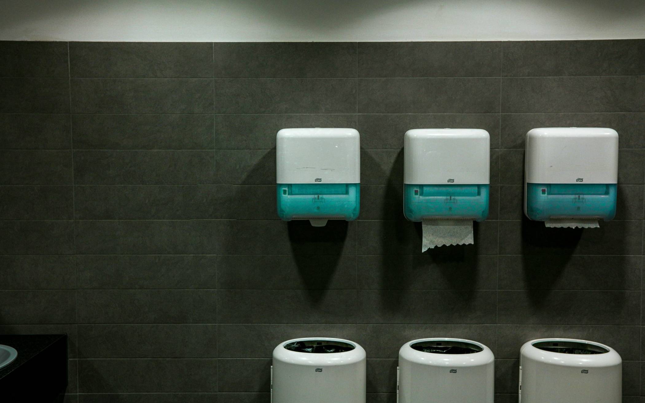 Hygienevergleich: Papierhandtücher oder Handtrockner?