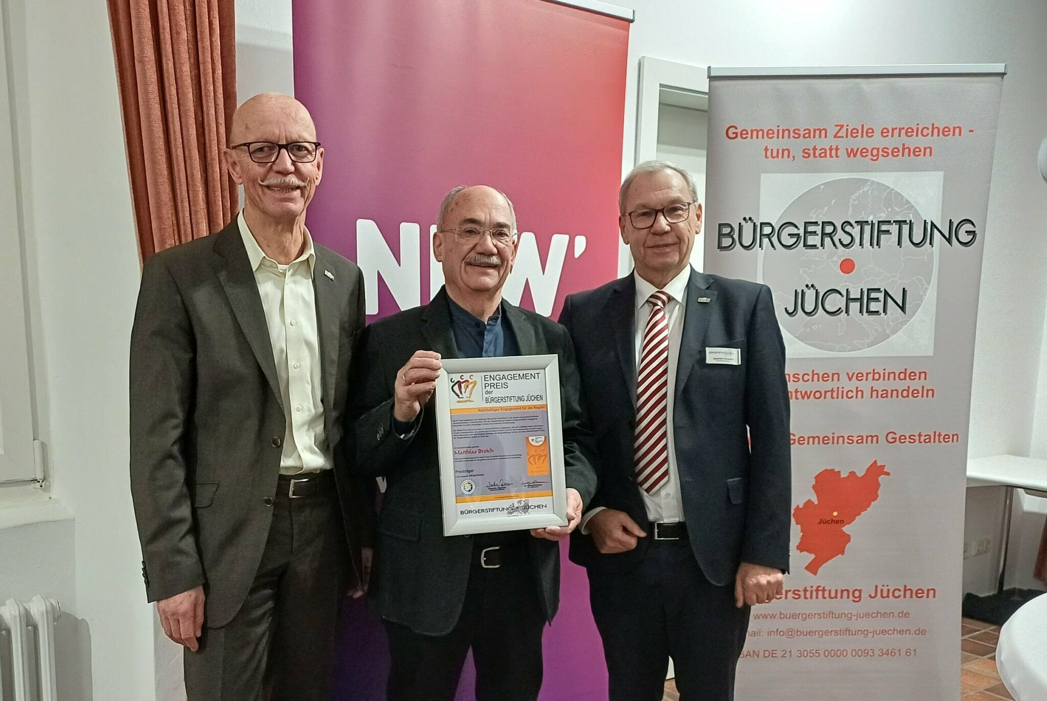 Von links: Bürgermeister und Stiftungsratsmitglied Harald Zillikens, Preisträger Matthias Broich und Vorstandsvorsitzender Joachim Drossert.  