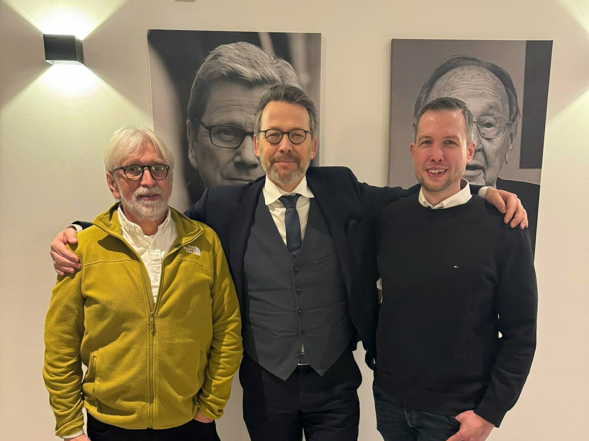Von links: FDP-Fraktionsvorsitzender Konrad Thelen, Bundestagsabgeordneter Otto Fricke und Marcel Mostert, Vorsitzender der FDP Jüchen. 