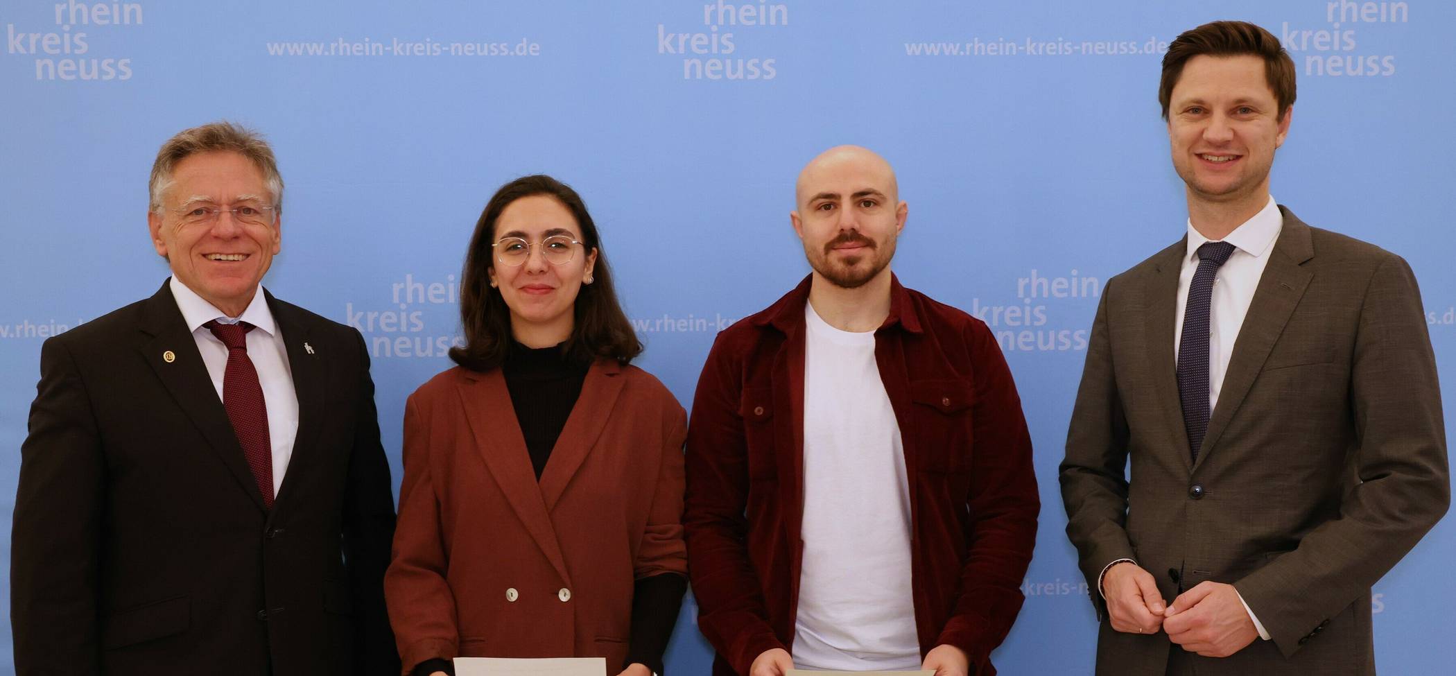 Landrat Hans-Jürgen Petrauschke (links) und Kreisdezernent Dr. Martin Stiller (rechts) überreichten dem Ehepaar &amp;#x15e;eyda Nur Hazar-Tun&amp;#x4ab; und Alperen Tun&amp;#x4ab; die Einbürgerungsurkunden.