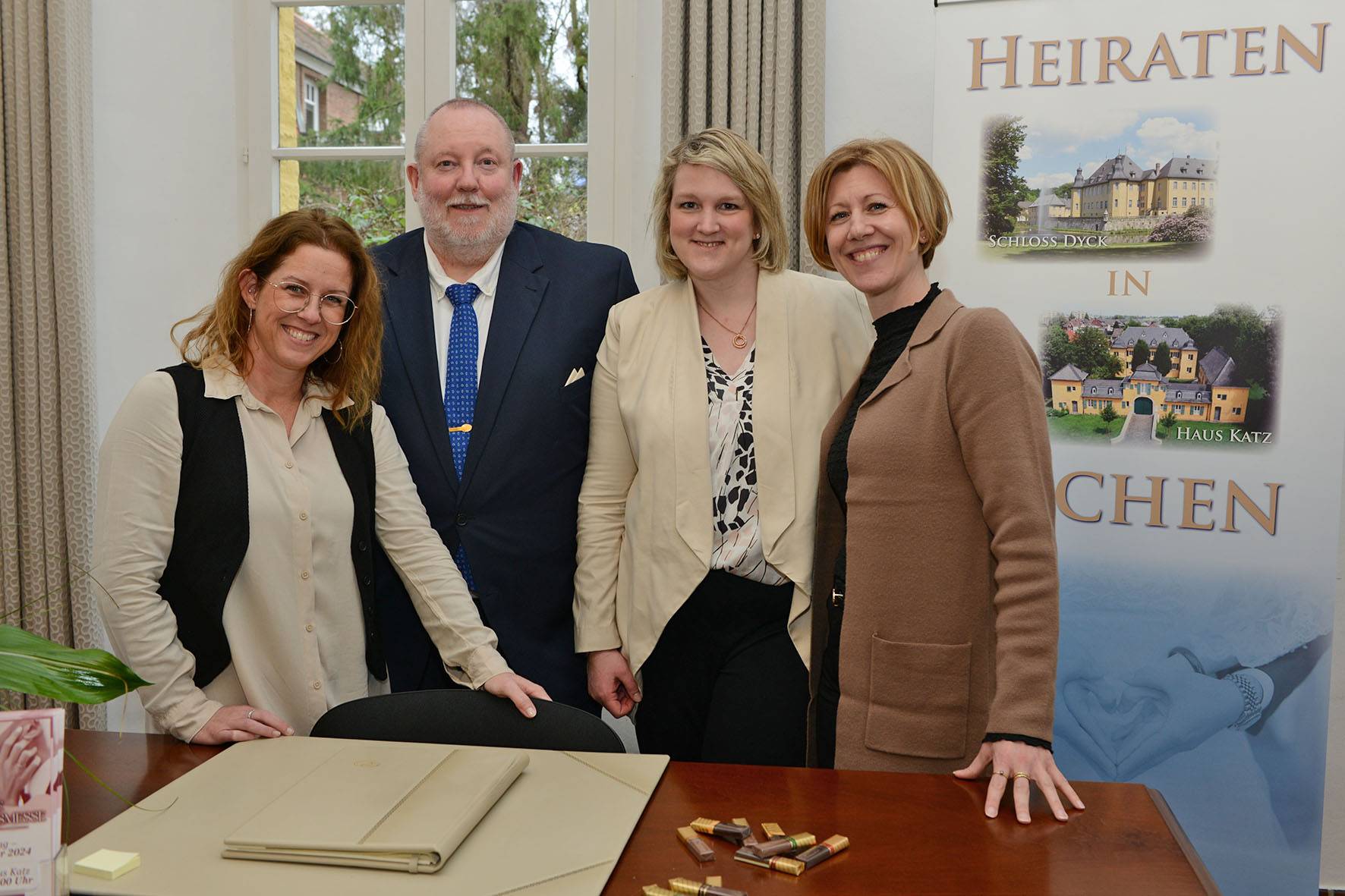  Von links: Die Standesbeamten Andrea Peters, Edgar Nölting, Vera Dohmen und Silke Rafaneli werden bei der Hochzeitsmesse Fragen zur Eheschließung in Jüchen beantworten.  