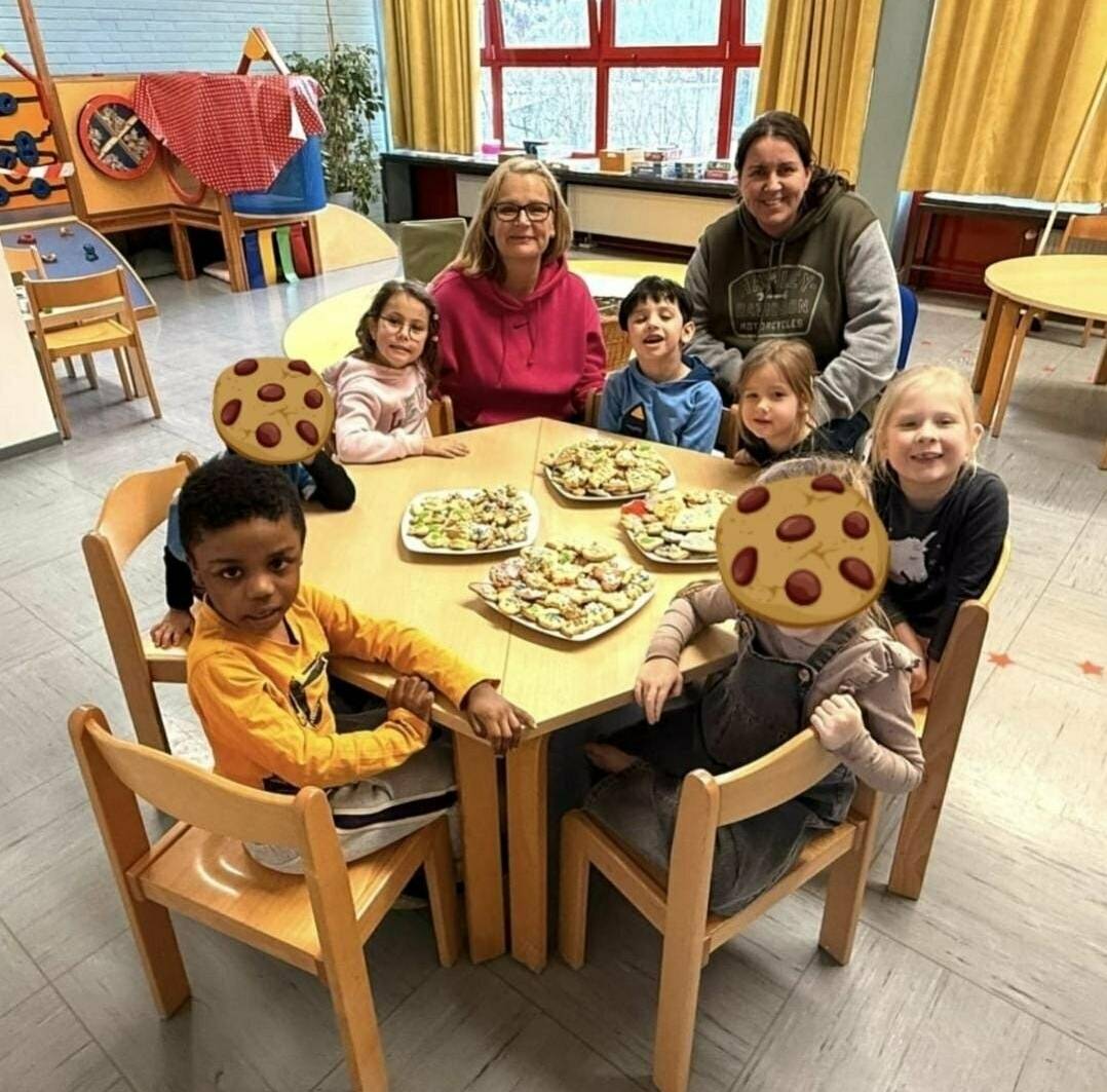 Die Kids freuten sich am Ende der Aktion mit Erzieherin Iris Evertz sowie Wirtschaftsförderin und Leiterin der Steuerungsgruppe „Fairtrade“ Carolin Voigt über leckere Plätzchen.