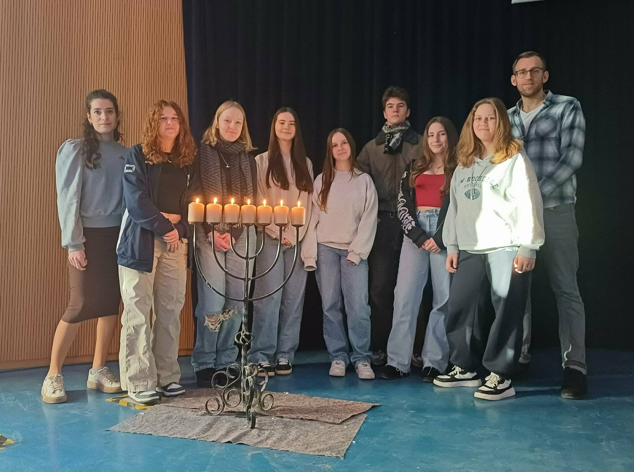 Lehrerin Chiara Peruzzini (l.) und Lehrer Robin Weihbrecht (r.) vom „Team Courage“ mit Schülern der Jahrgangsstufe 10 nach dem Besuch der Ausstellung.  