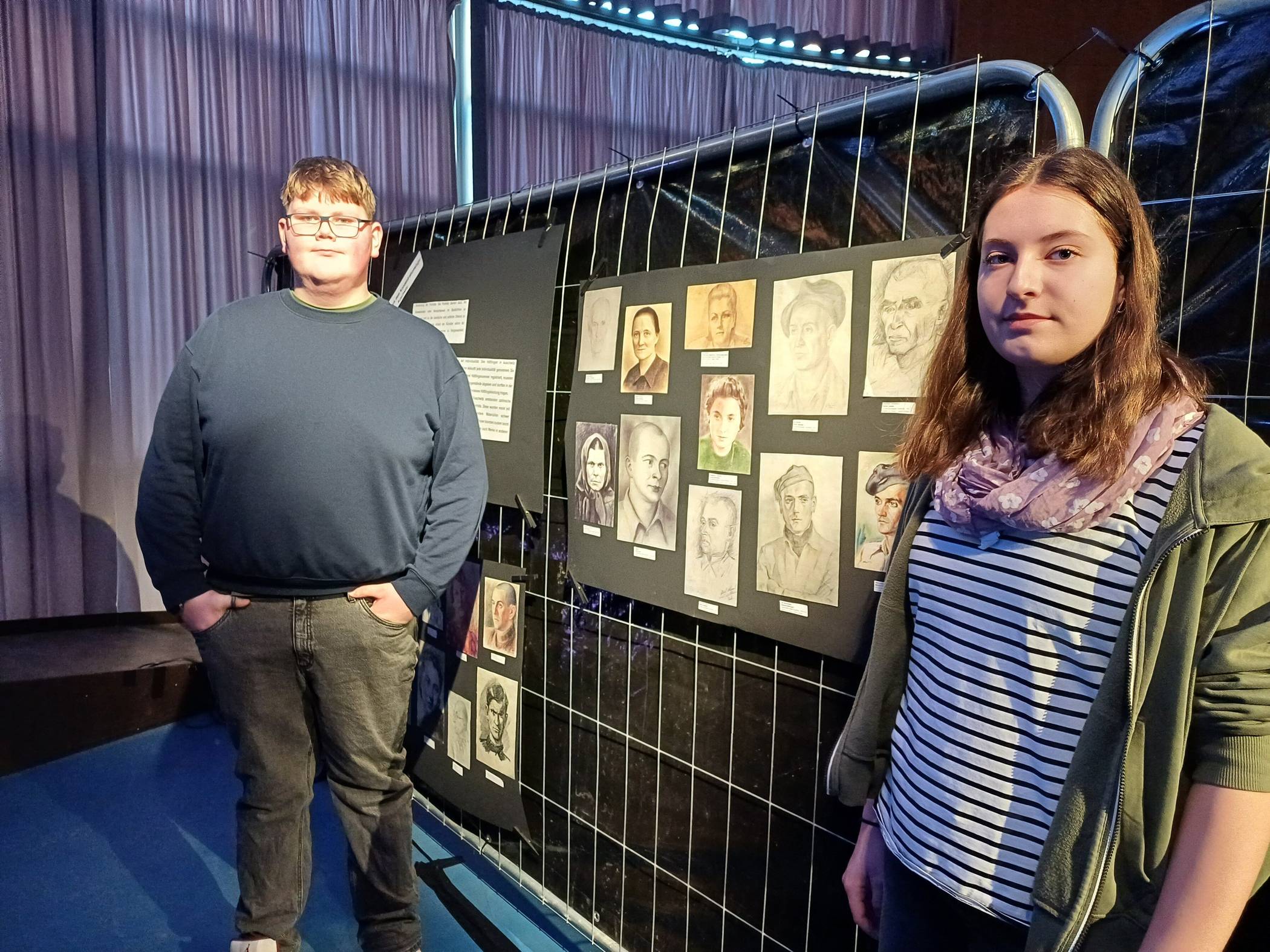 Emil und Fara schauten sich die Ausstellung für die Schülerzeitung an.