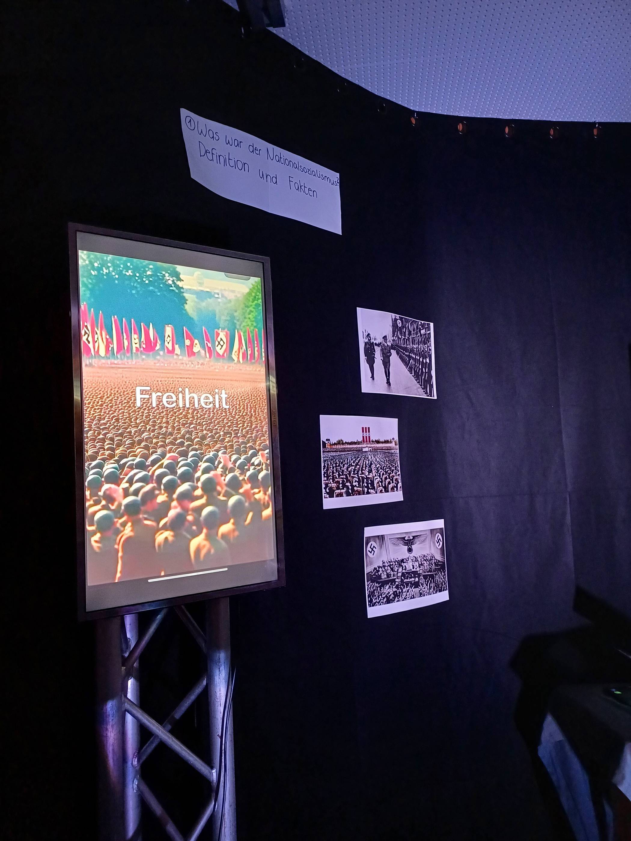 Den ersten Teil der Ausstellung, in dem es allgemein um den Nationalsozialismus und das Konzentrationslager Auschwitz-Birkenau ging, gestaltete der Sowi-Kurs unter anderem mithilfe eines KI-generierten Videos.