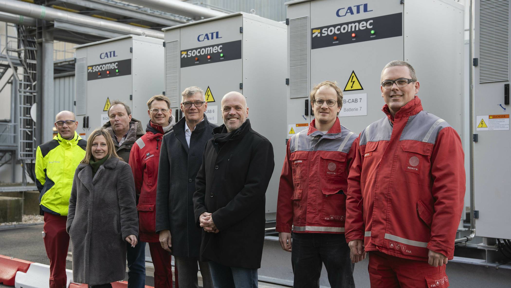  Bürgermeister Klaus Krützen (Dritter von rechts) mit dem „Speira“-Projektteam (von links nach rechts): Ralf Hamacher (Bauleiter), Andrea Buettner und Heinz Höhner (beide Betriebsrat), Frank Oberländer (Leiter Elektroversorgung), Volker Backs (Geschäftsführer), Stefan Schulze Schwering (Leiter des Geschäftsfelds Automotive) und Roland Beusch (Leiter Vorbeugender Brandschutz). 