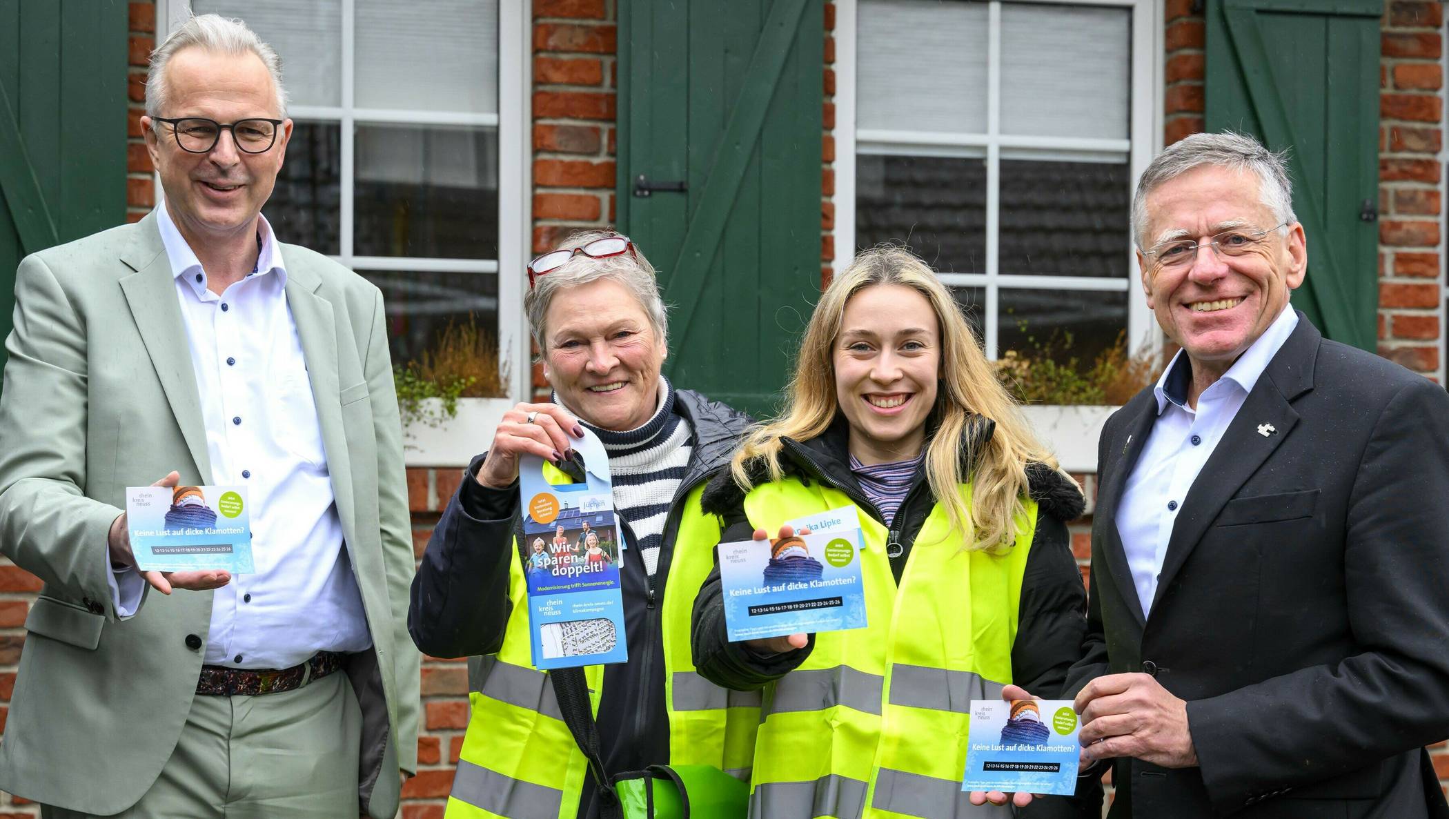 Landrat Hans-Jürgen Petrauschke (rechts) und Kreisdirektor Dirk Brügge stellten die Klimakampagne vor: Zum Start der Kampagne verteilen Ute Burg (Zweite von links) und Anika Lipke von der "Klimaagentur Rhein-Ruhr" Türhänger und ThermoCards an ausgewählte Haushalte.