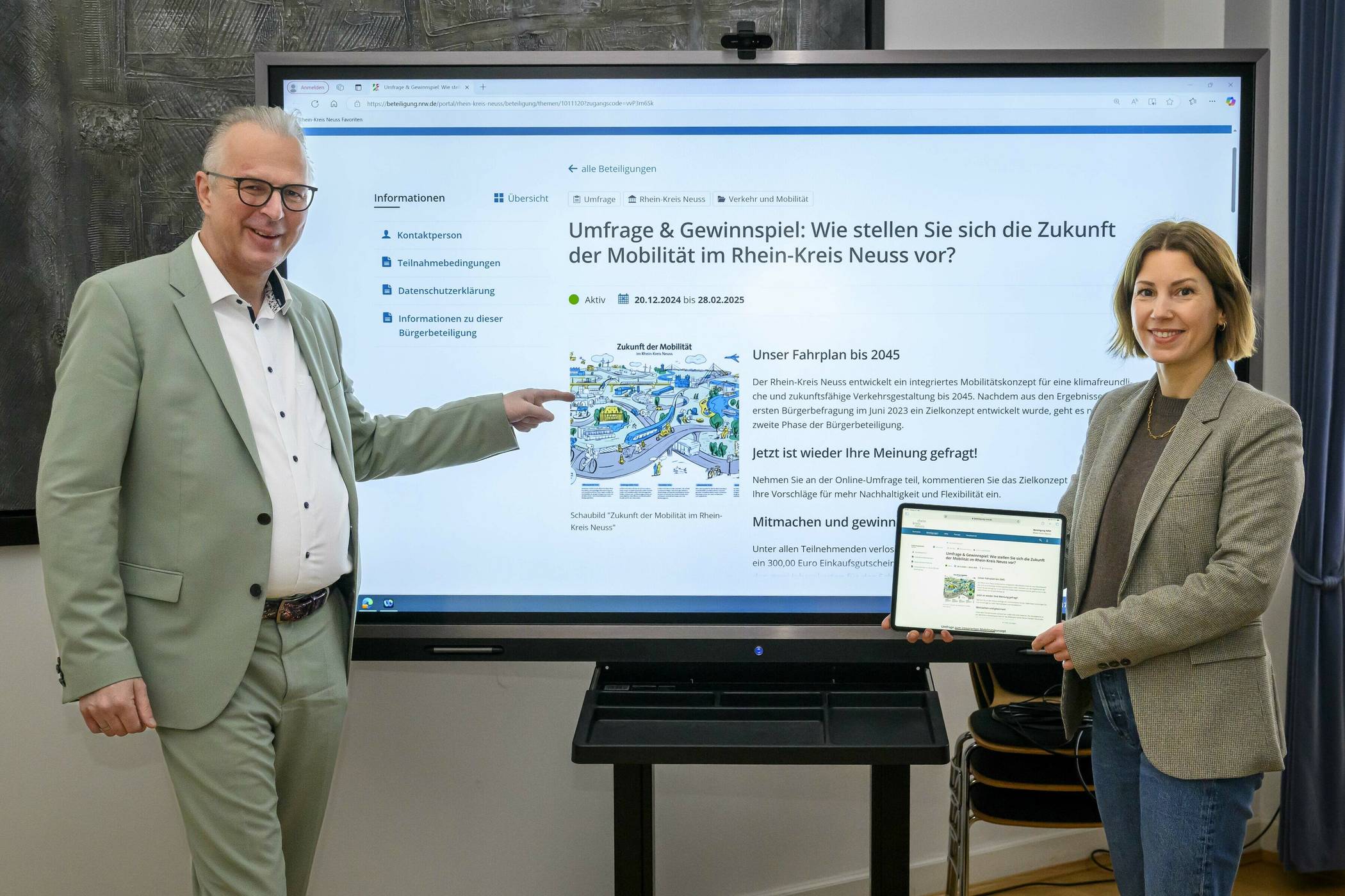 Kreisdirektor Dirk Brügge und Mobilitätsmanagerin Sabine Richarz machen auf die Bedeutung der Bürgerbeteiligung aufmerksam.