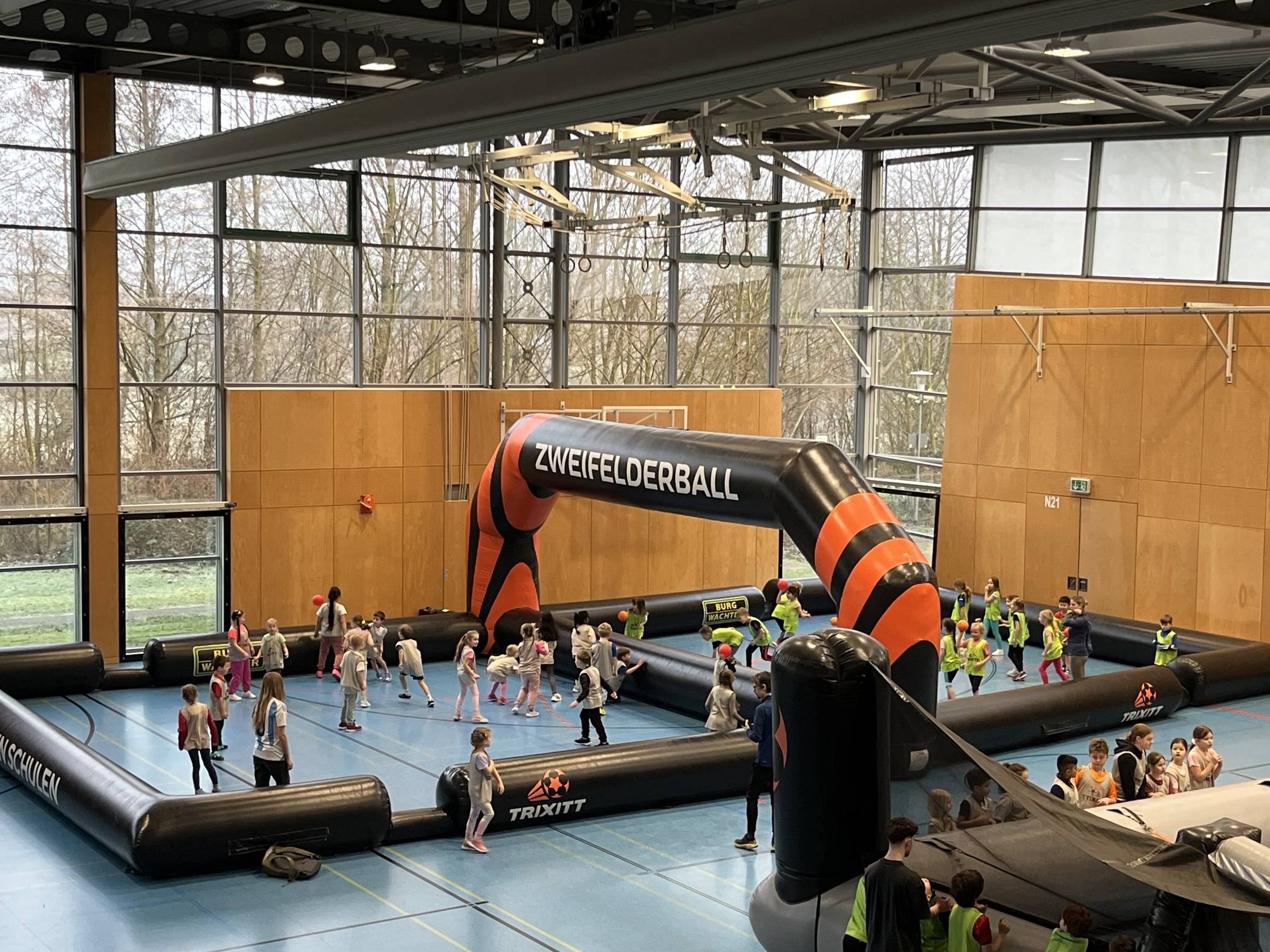 An sechs Stationen, unter anderem Zweifelderball, tobten sich die Schüler aus.  