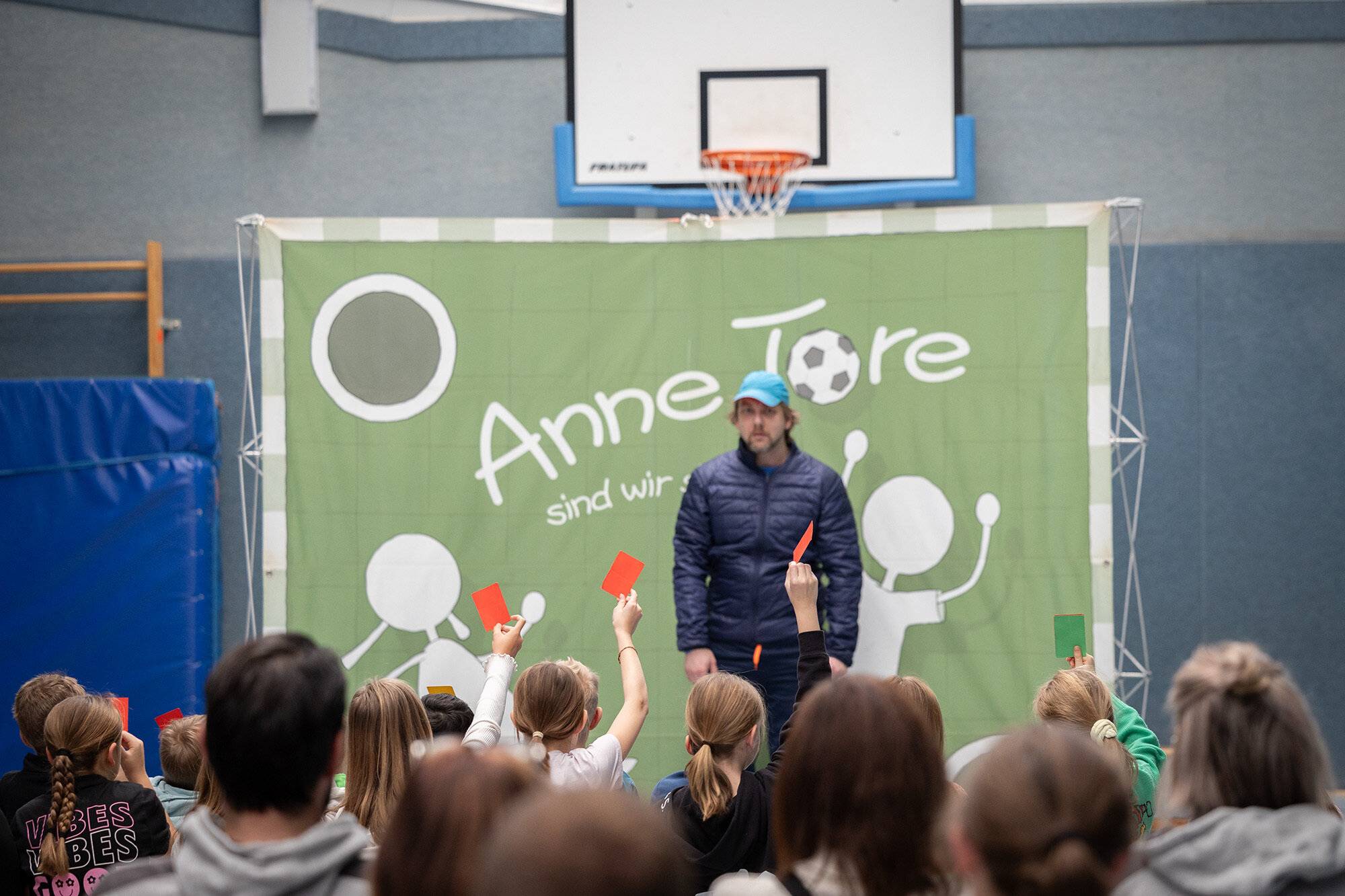 Das Theaterstück war interaktiv und die Kids machten fleißig mit.  
