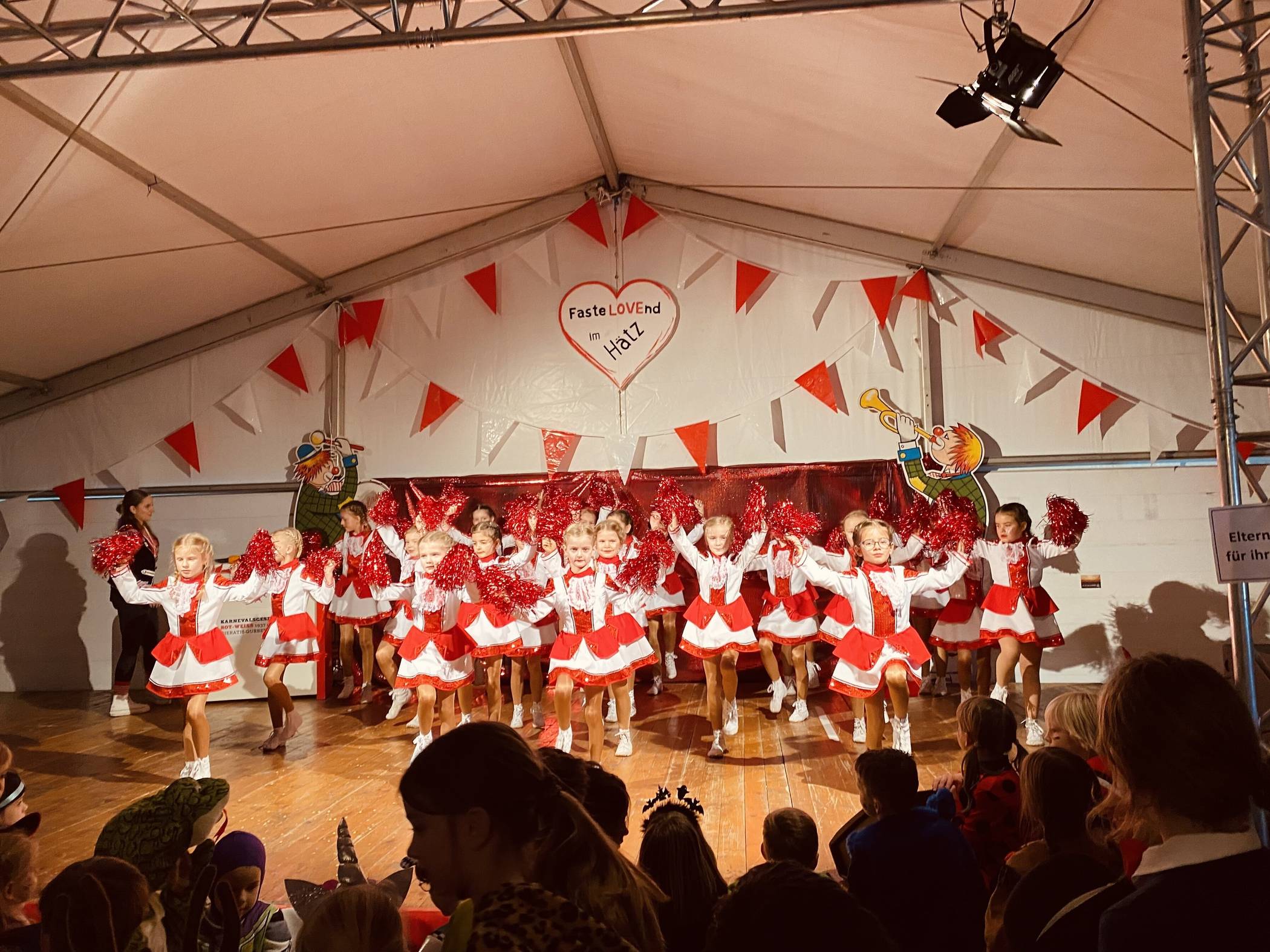  Dank des Einsatzes der Mitglieder der KG Rot-Weiß Gierath-Gubberath und der Unterstützung engagierter Dorfbewohner wird es auch in diesem Jahr das volle Programm im Festzelt geben.   