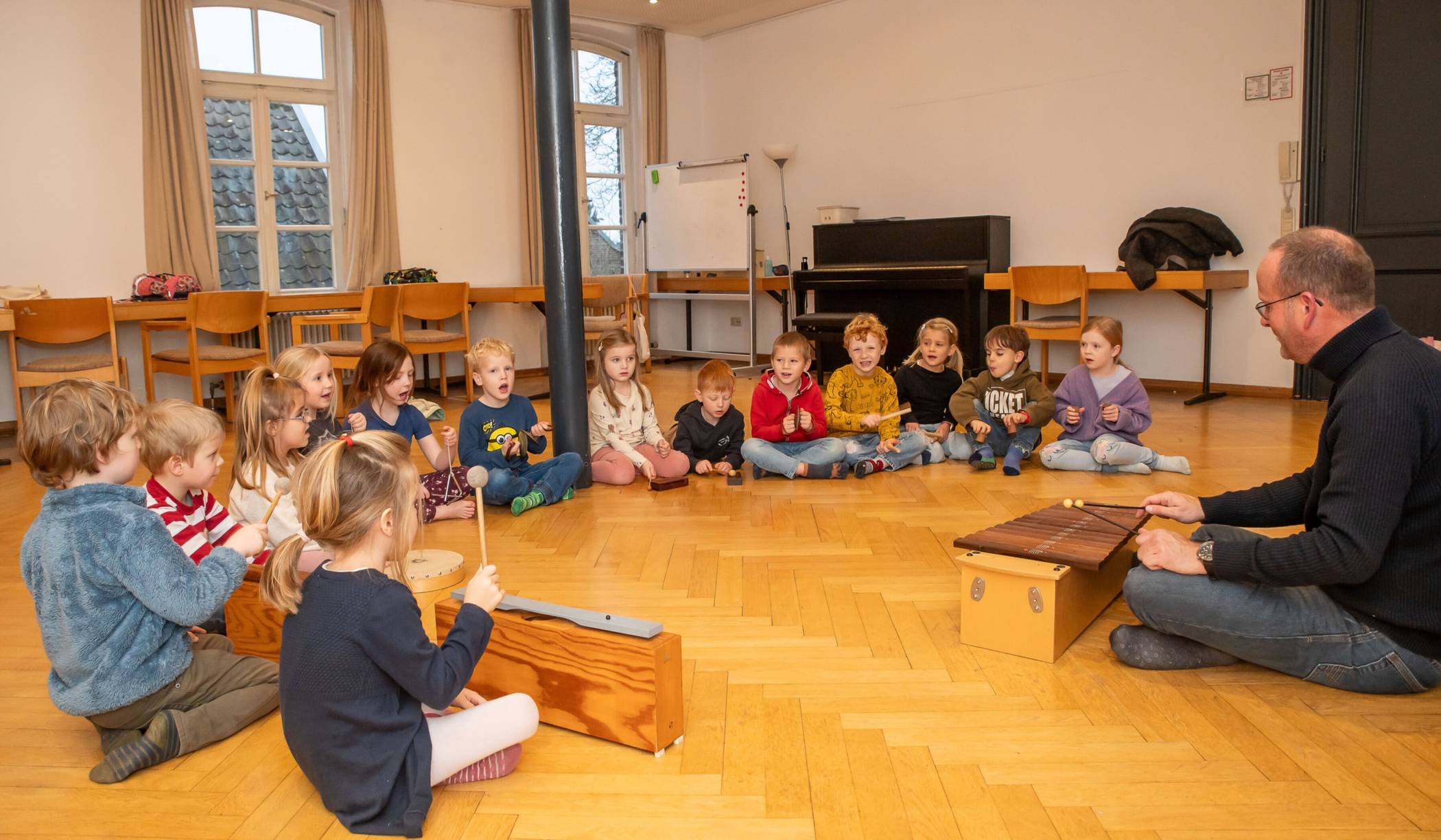  Schon die Jüngsten sammeln musikalische Erfahrungen: Fachbereichsleiter Markus Wehner unterrichtet im Elementarunterricht. 