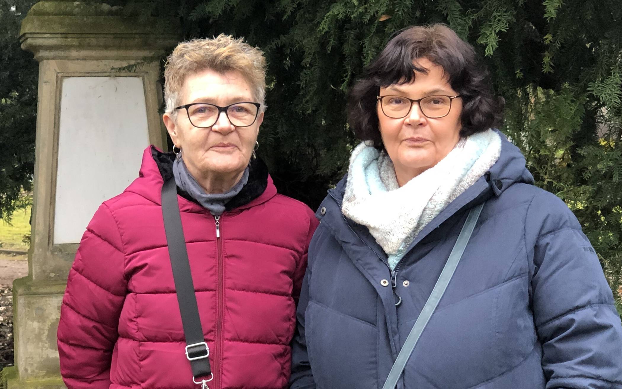  Andrea Wetzel und Martina Hüvel hadern mit der Grevenbroicher Friedhofssatzung. 