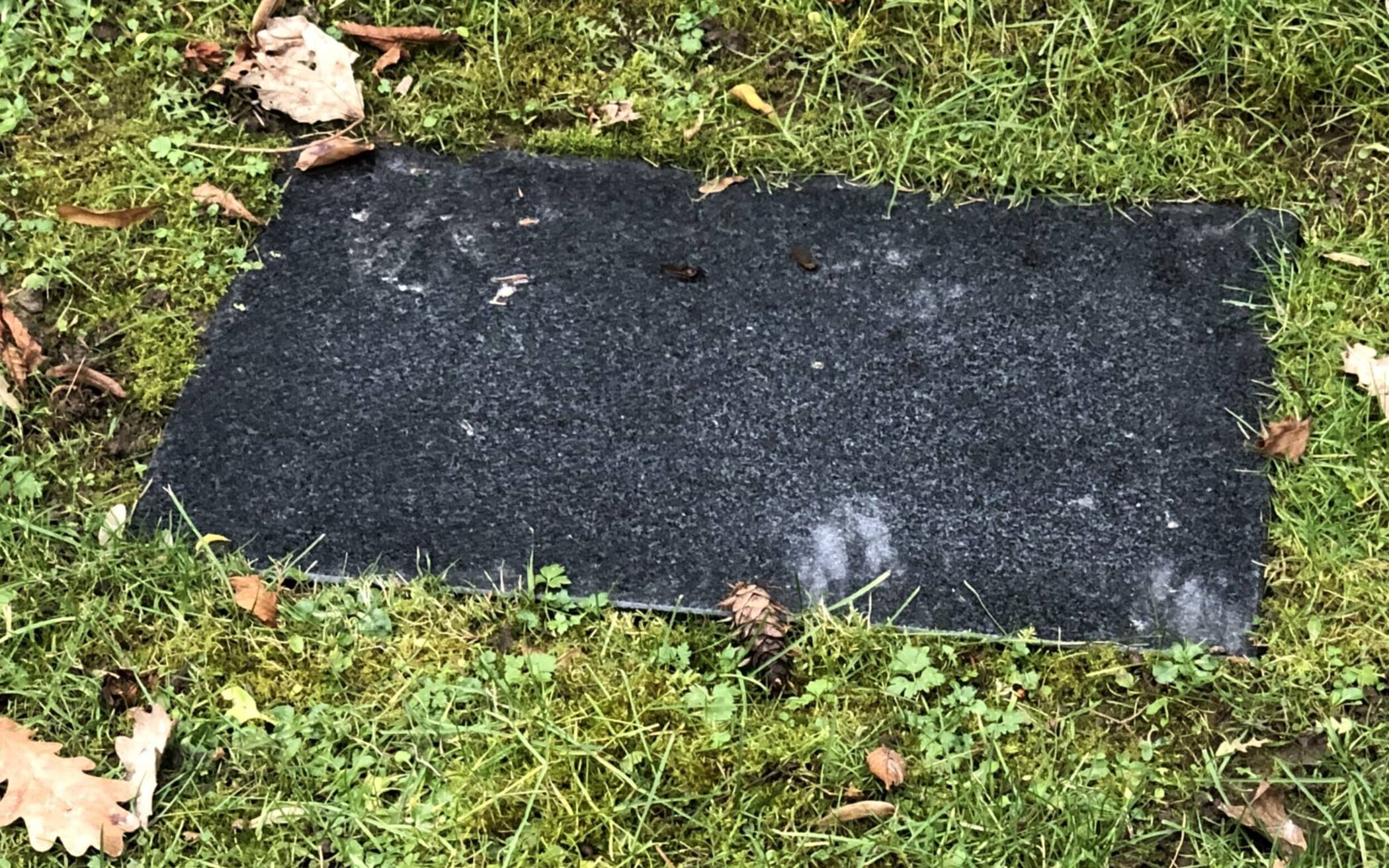 Das ungenutzte Grab und die „leere“ Grabplatte würden das Friedhofsamt auch die nächsten 30 Jahre nicht stören ...