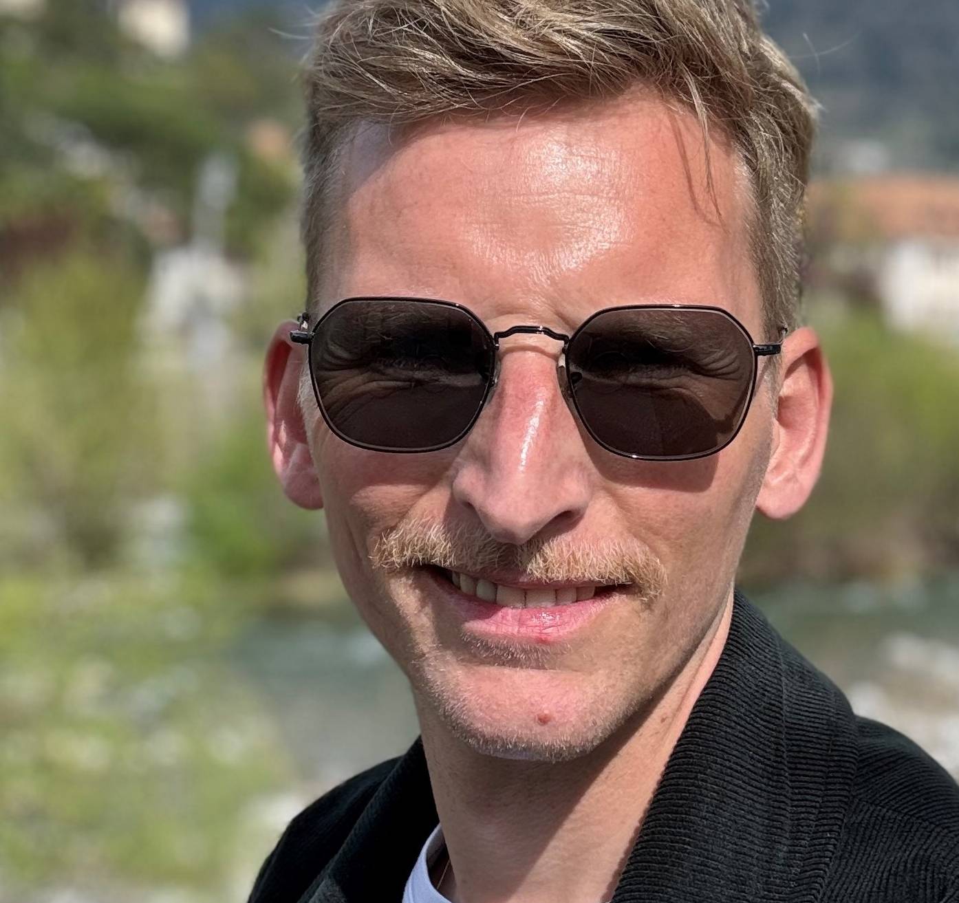 Dieses Foto, das uns Daniel Rinkert zur Verfügung stellte, stammt „aus meinem Osterurlaub in Südtirol im vergangenen Jahr.“ Der „Schnäuzer-Versuch“ musste am Ende dann doch wieder fallen.
