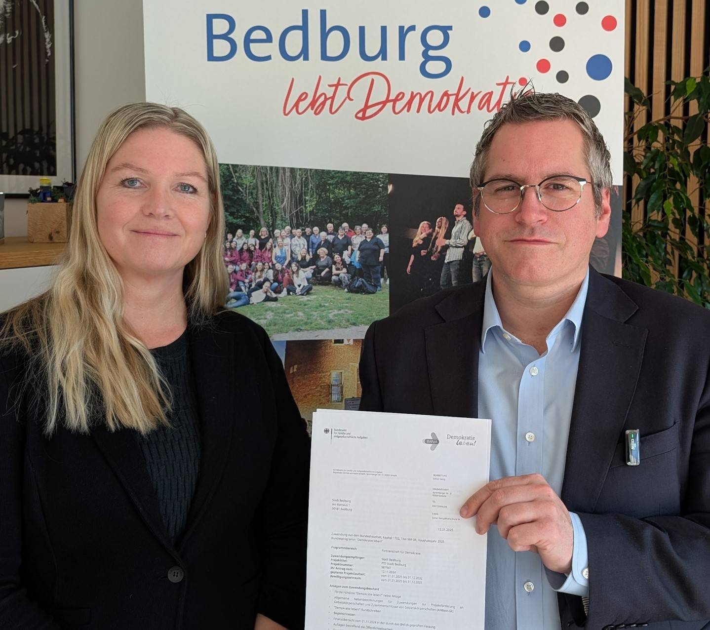 Bürgermeister Sascha Solbach und Anna Noddeland, Leiterin der Stabsstelle „Demokratie, Internationales, Fördermittel“, freuen sich über die Förderzusage für die Projekte von „Demokratie leben!“ in Bedburg