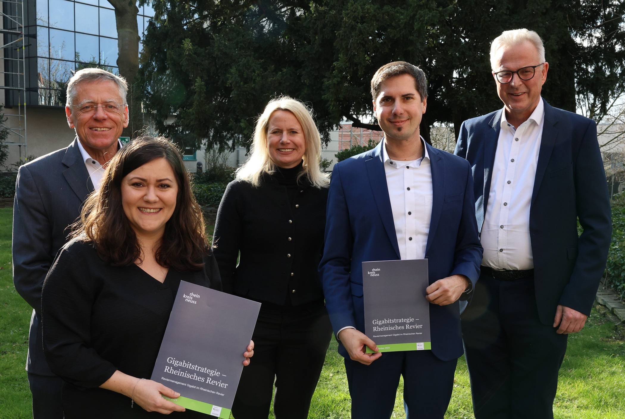  Mit der Gigabitstrategie die digitale Zukunft im Rheinischen Revier vorantreiben (von links): Landrat Hans-Jürgen Petrauschke, Gigabit-Koordinatorin Marina Tressel, Dr. Vesta von Bossel (Partnerin bei PwC), Daniel Kleid (Manager bei PwC) und Kreisdirektor Dirk Brügge. 