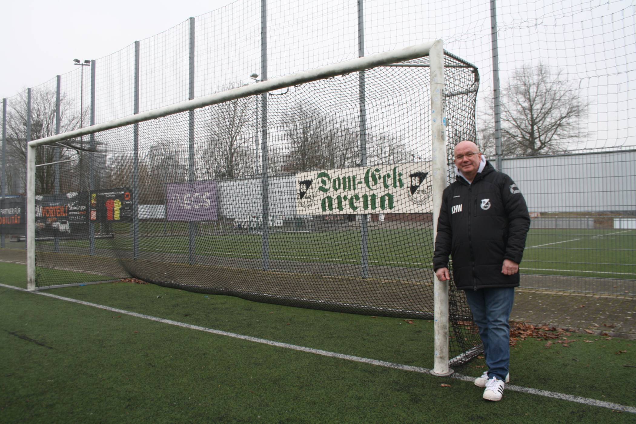 SG-Vorstand Karl-Heinz Wandke auf der Platzanlage der SG Rommerskirchen /Gilbach – „Da waren wir froh, wenn der Januar kam…“