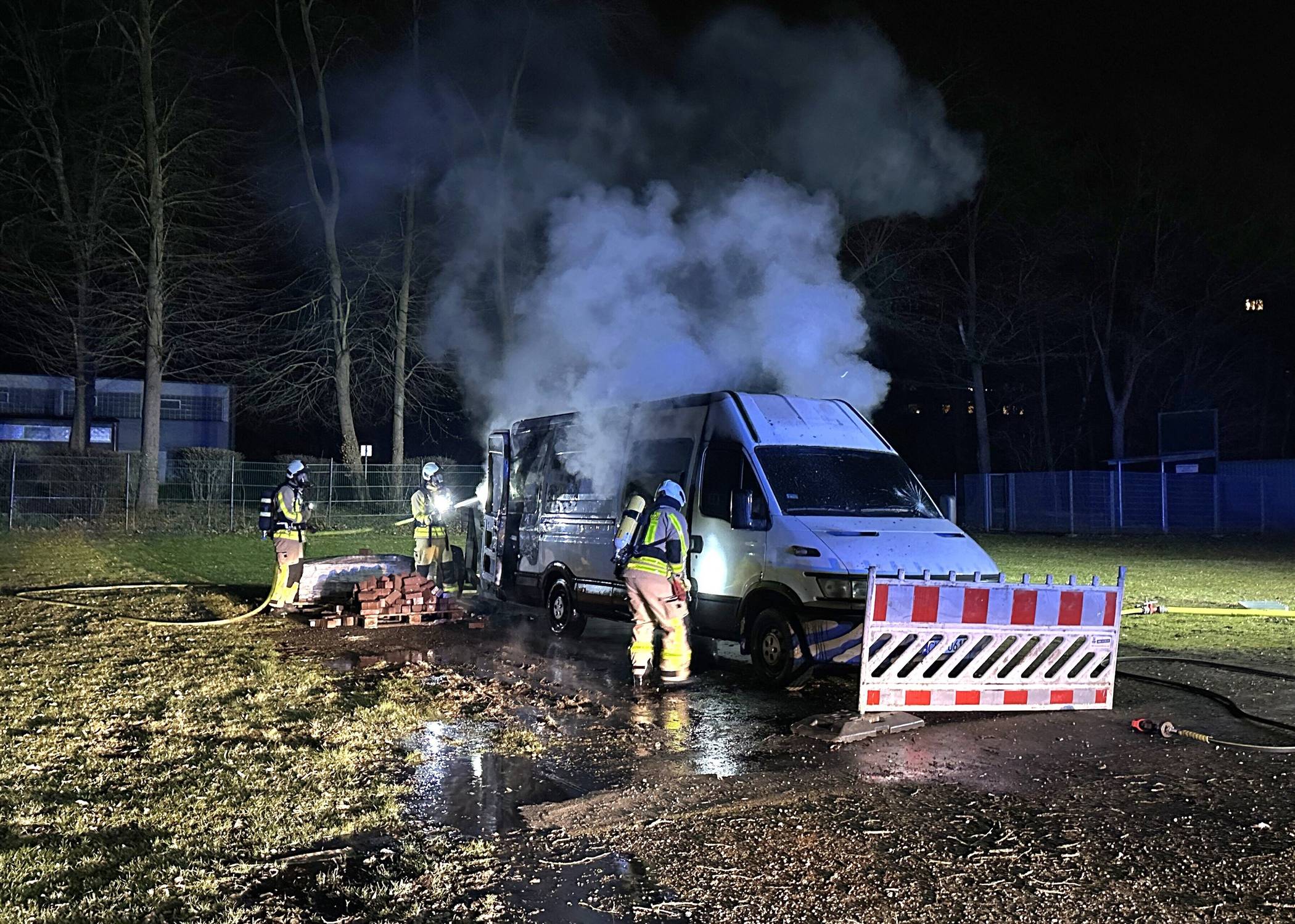 Feuerwehr löscht brennenden Transporter auf Kirmesplatz