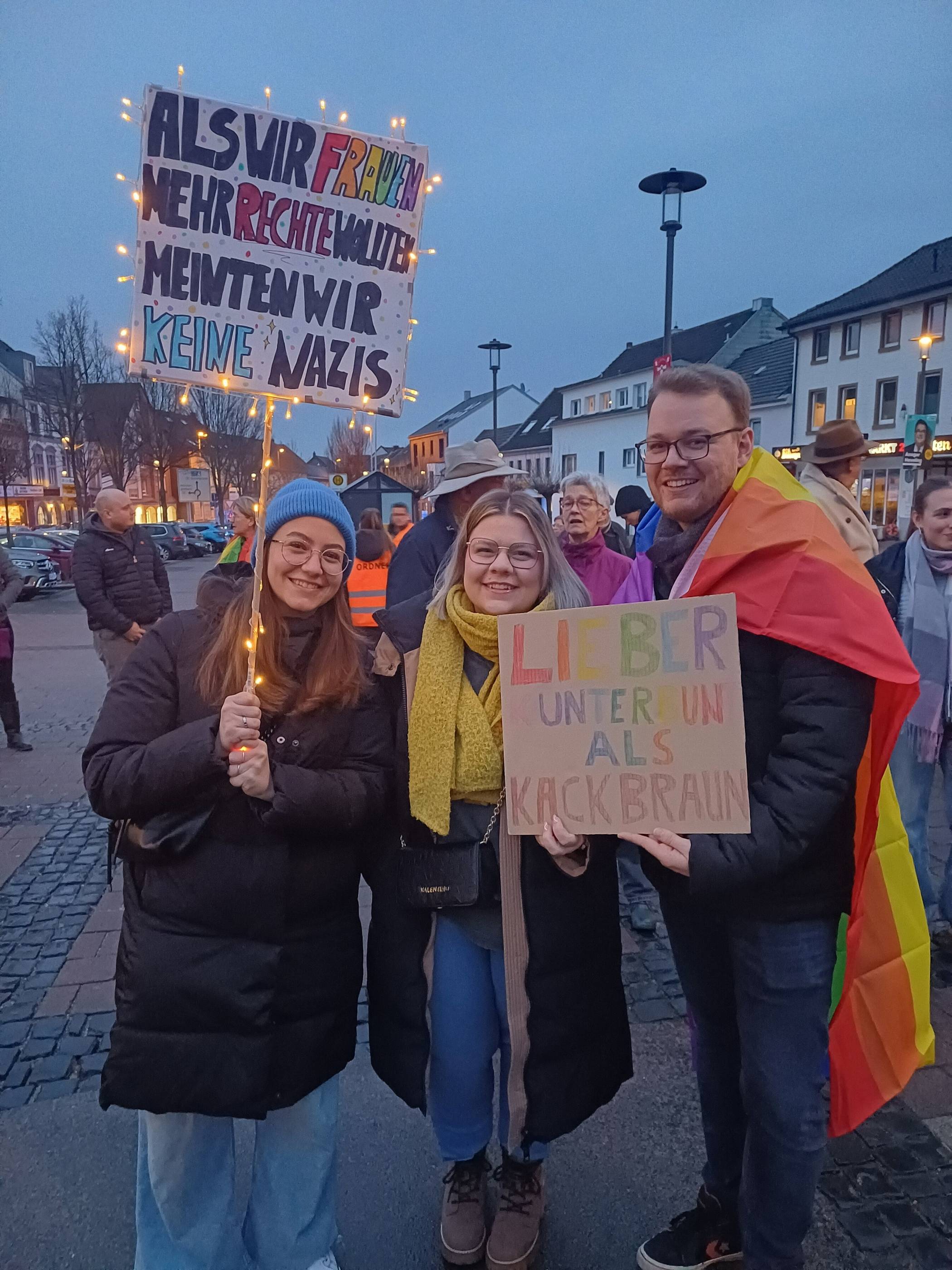  Einige der Demonstranten setzten mit Plakaten ein deutliches Zeichen. 