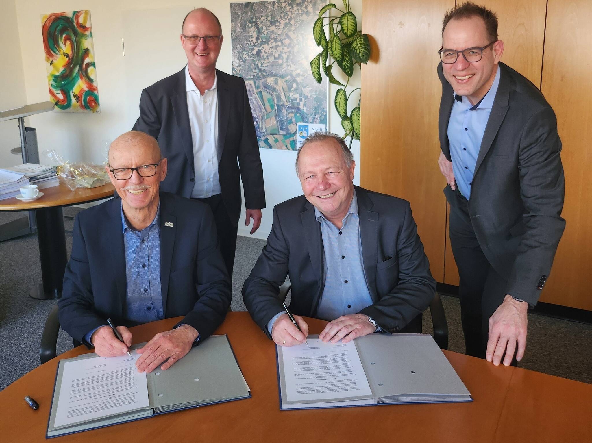  Von links: Harald Zillikens (Verbandsvorsteher ITK Rheinland), Wolfgang Vits (Geschäftsführer ITK Rheinland), Wolfgang Berger (Verbandsvorsteher kdvz Rhein-Erft-Rur) und Christian Völz (Geschäftsleiter kdvz Rhein-Erft-Rur).  