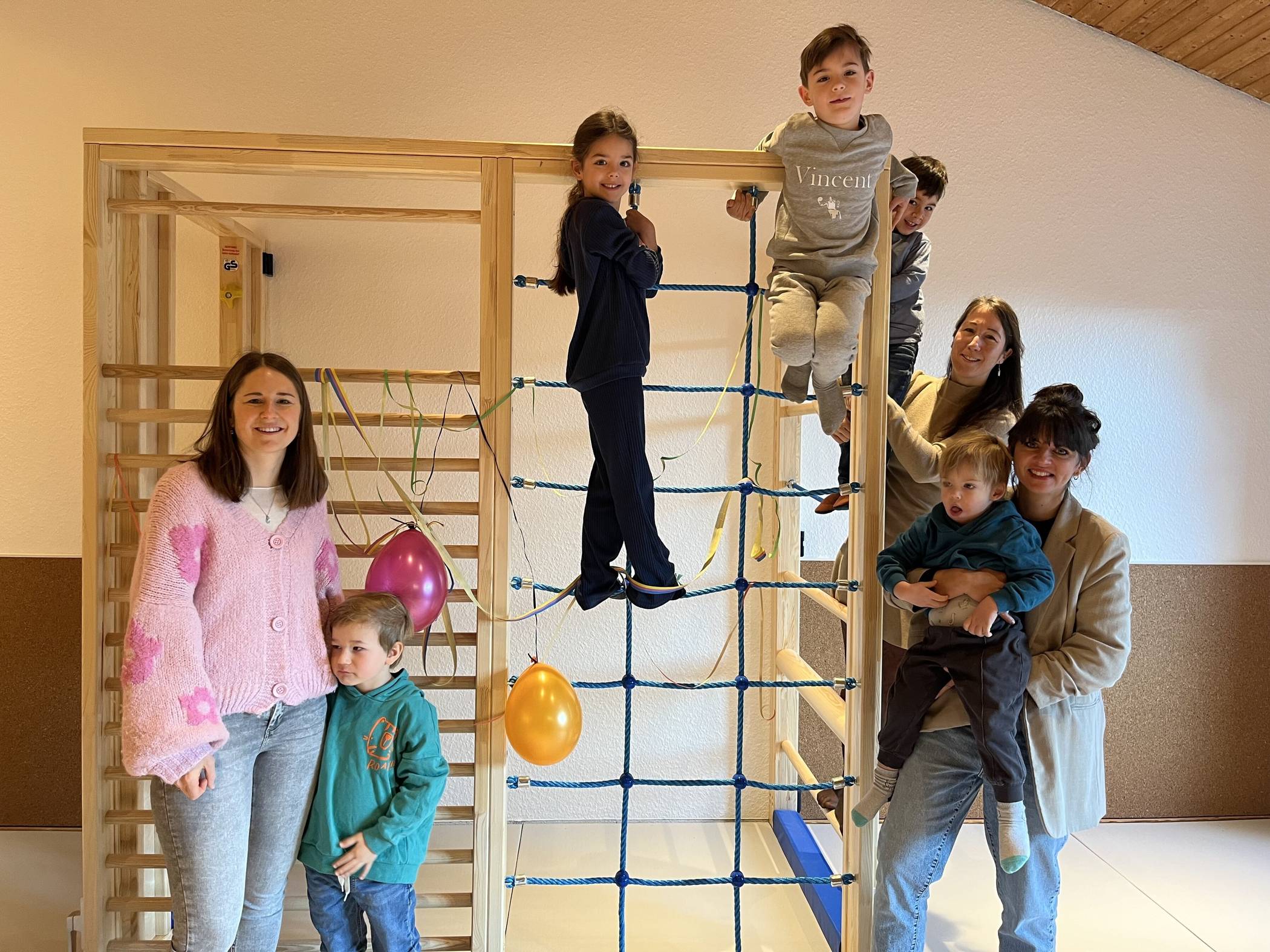 Über die neue Kletterwand freuen sich Nicole Held, Sabrina Peters und Vera Beuters (von links) vom Förderverein. 