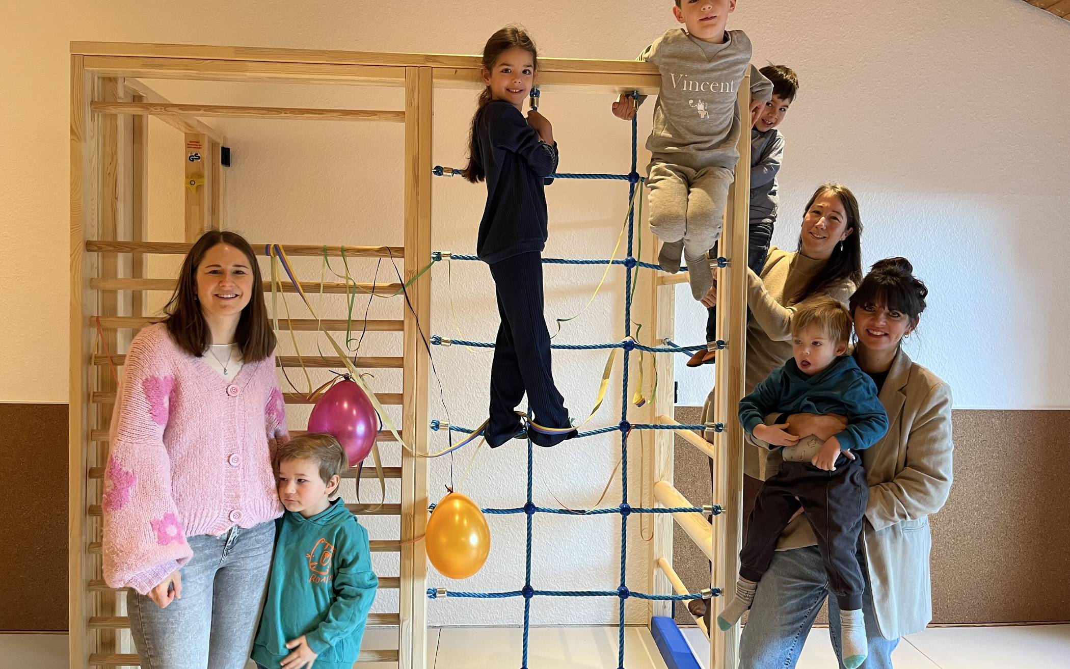 Über die neue Kletterwand freuen sich