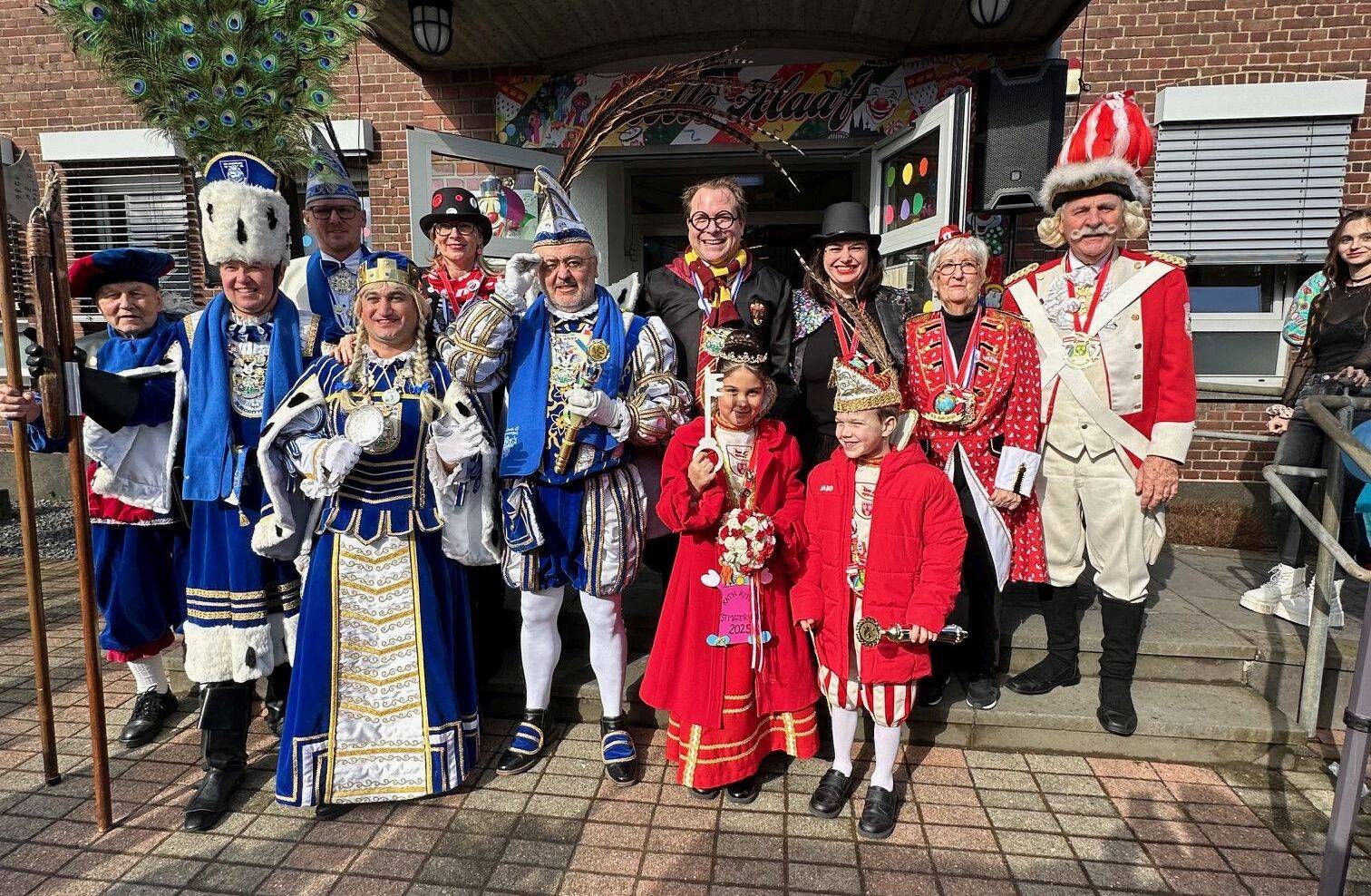 Bereits fünf Minuten vor dem offiziellen Start waren die versammelten Narrenheere der Karnevalsgesellschaften aus Rommerskirchen und Anstel diesmal auf dem Rathausvorplatz versammelt. Erstmals als Harry Potter auftretend konnte Bürgermeister Martin Mertens nach kurzen verbalen Scharmützeln mit den Jecken den Rathausschlüssel aushändigen.  