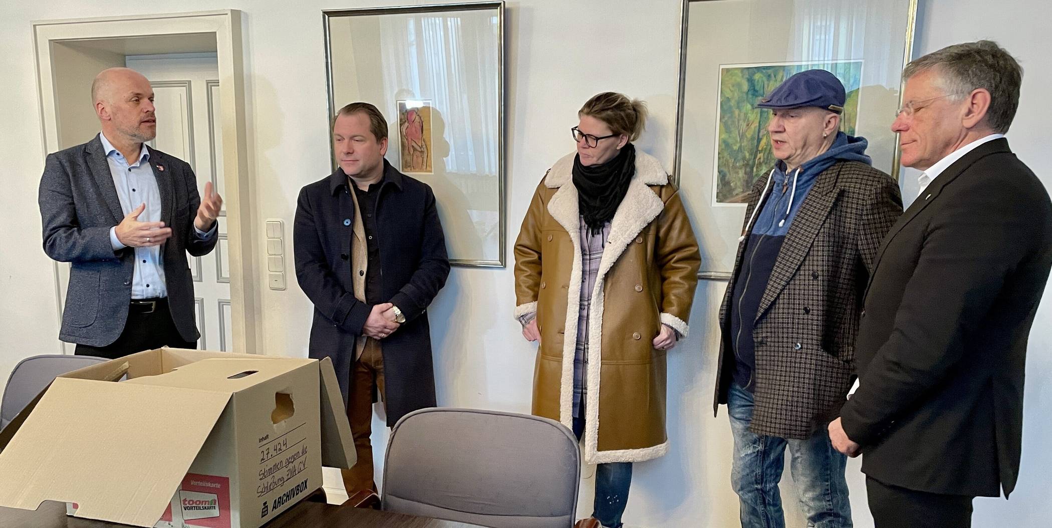  Klaus Krützen, Martin Mertens, Jenny Goergens, Michael Schnabel und Landrat Hans-Jürgen Petrauschke (von links). 