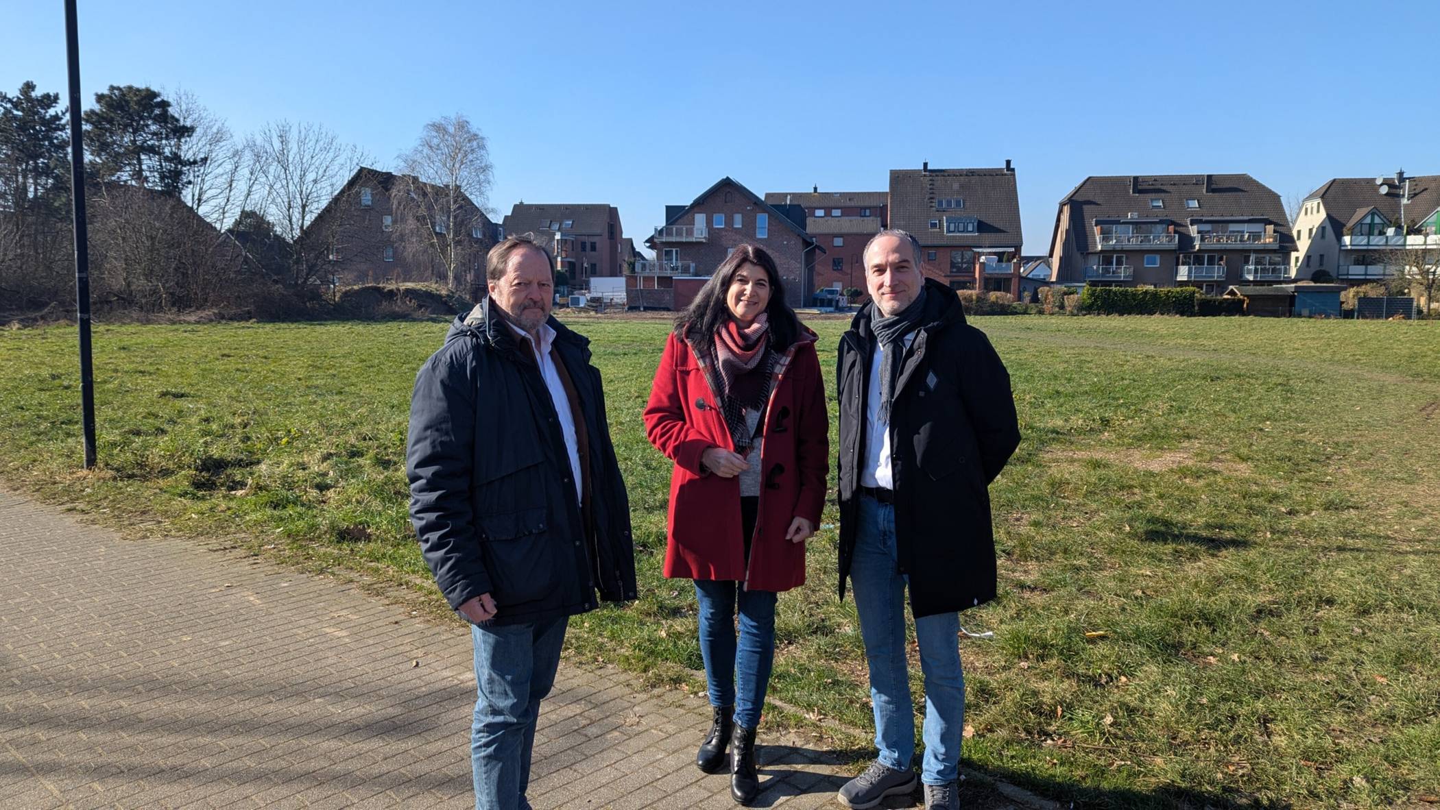 Wolfgang Wappenschmidt, Sandra Lohr und Carsten Hüsges (v. l.) vor dem erworbenen Grundstück.  