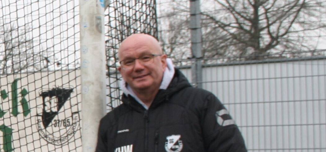 Für das Foto lehnt sich Karl-Heinz