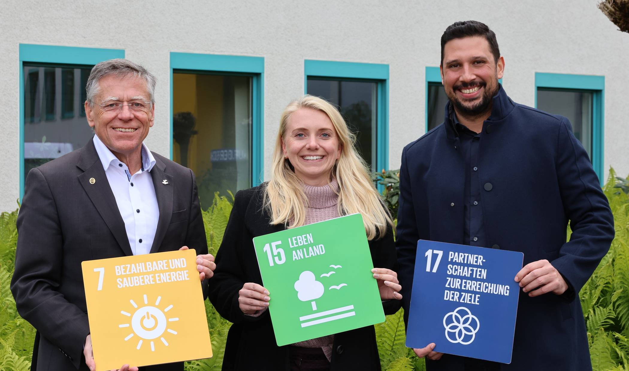  Landrat Hans-Jürgen Petrauschke,  Nachhaltigkeitsmanagerin Aileen Wichmann und Thiago de Carvalho Zakrzewski, der Beauftragte für Klimaschutz und Nachhaltigkeit des Kreises, rufen alle  Bürger dazu auf, bei der Online-Befragung mitzumachen. 