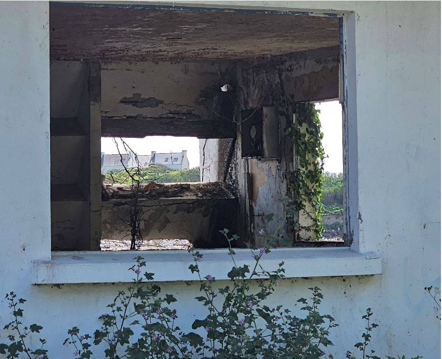 Zuver-Sicht: Das lichte Fenster / zur Freude / steht stets offen / auch wenn ich / in der dunklen / Mauerecke sitze.