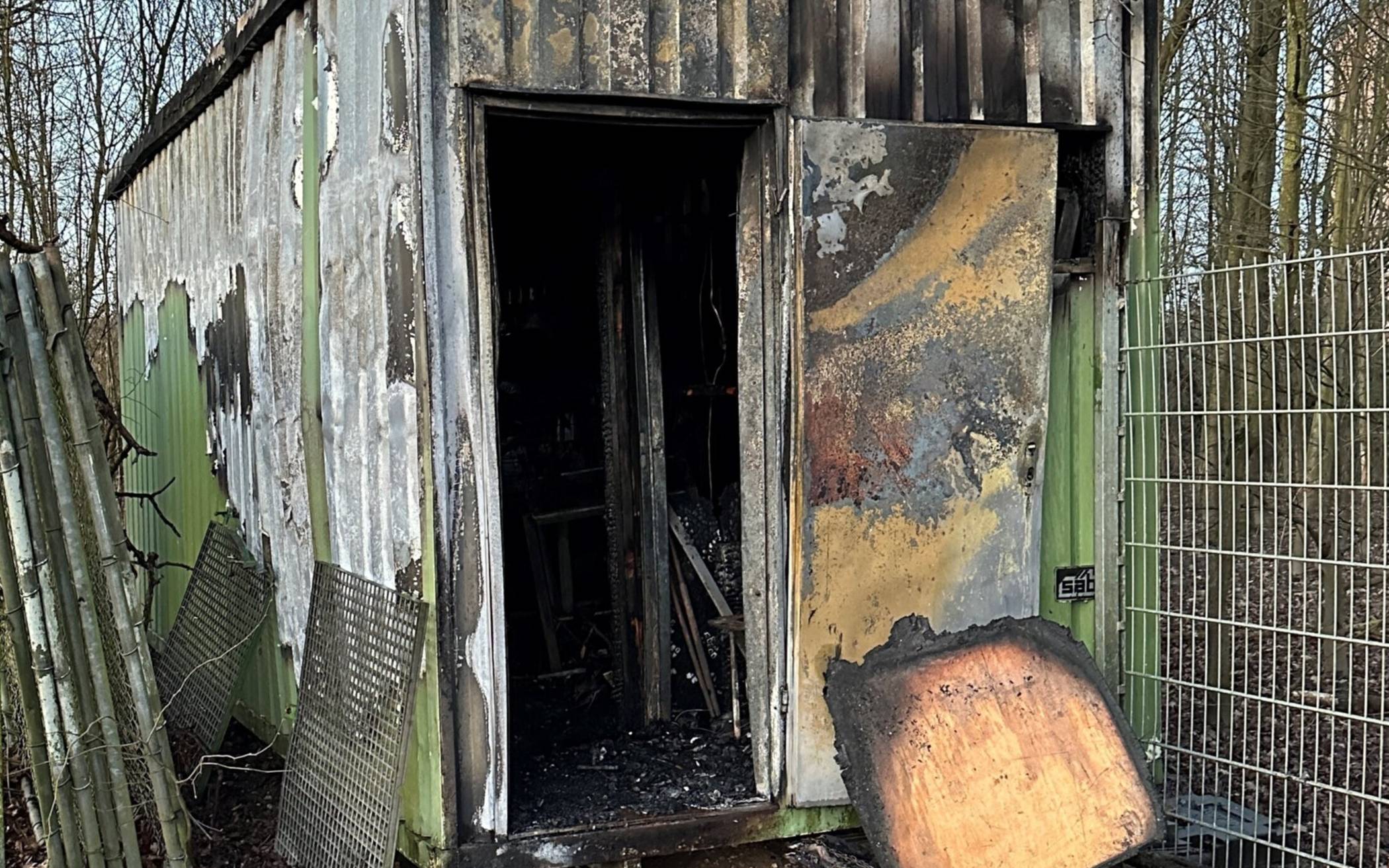 Oben der Container, der trotz des