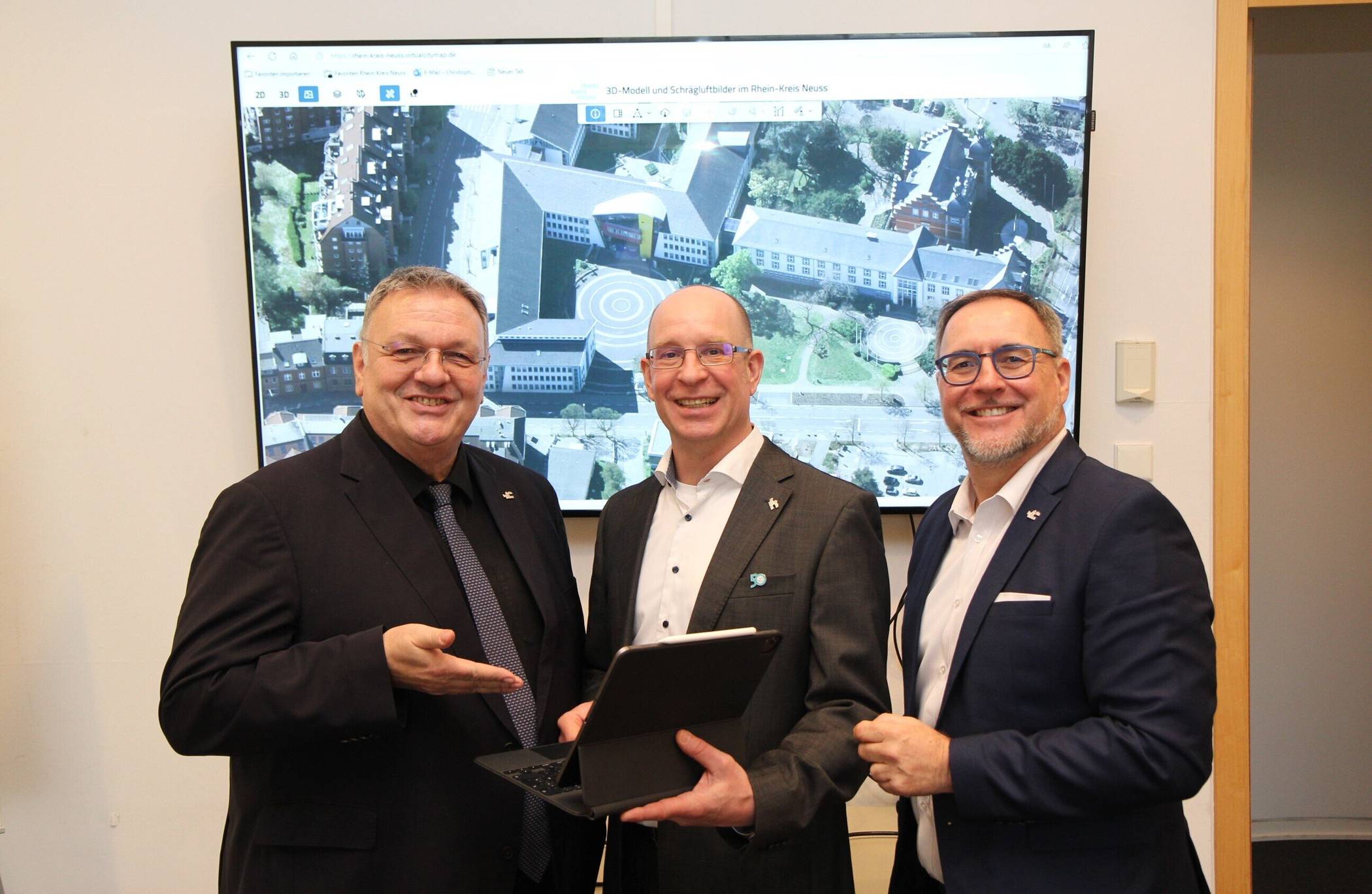 Neue interaktive Karten-Anwendung ins Netz gestellt (von links): Michael Fielenbach, Christoph Kany und Harald Vieten vom Rhein-Kreis Neuss.  
