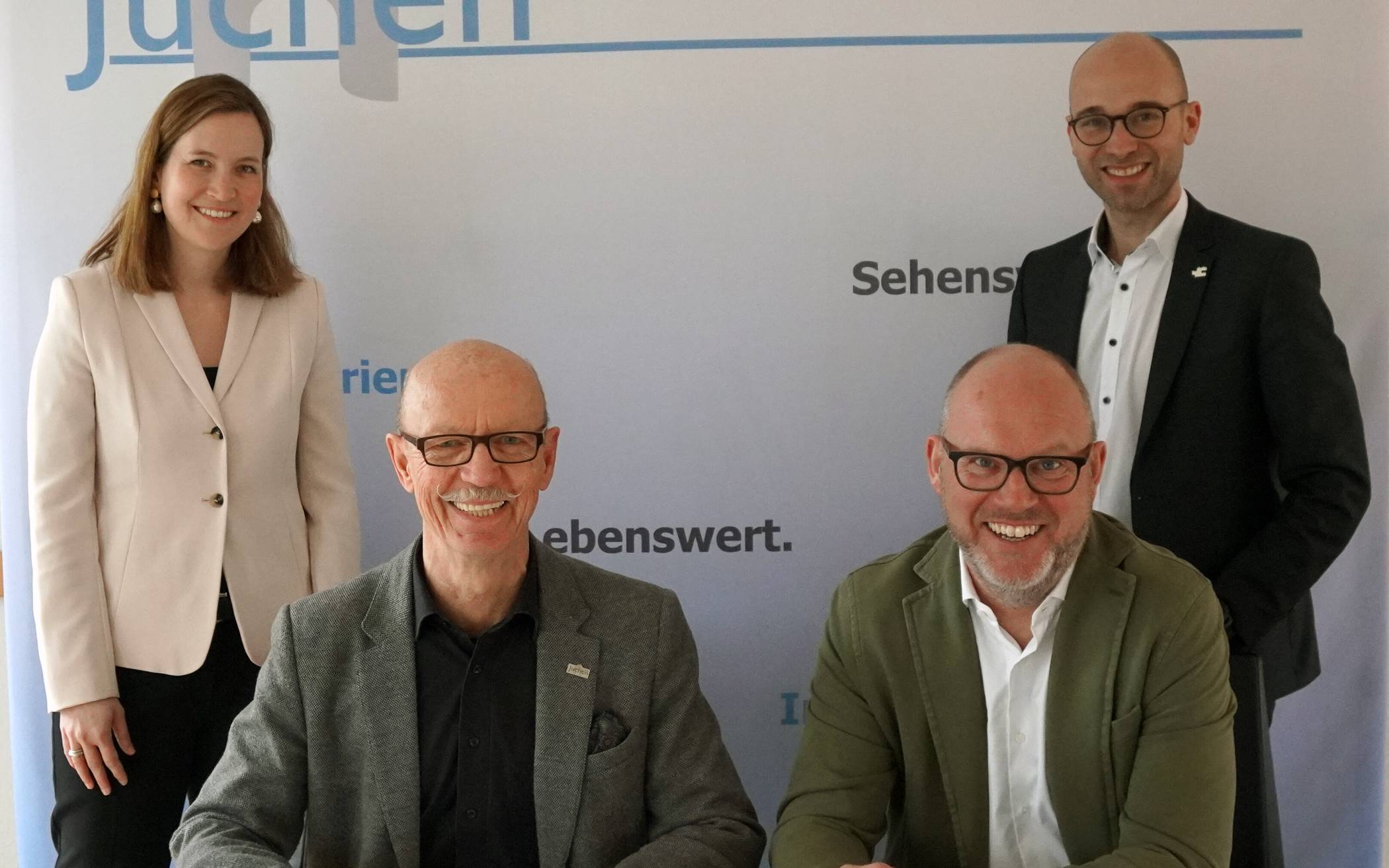 Von links: Notarin Irene Kämper, Bürgermeister
