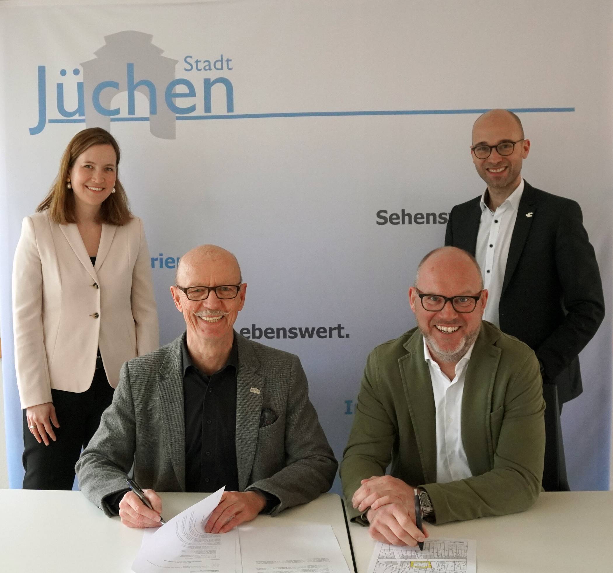 Von links: Notarin Irene Kämper, Bürgermeister Harald Zillikens, Michael Kirchner, Geschäftsführender Gesellschafter der Firma Pyramis, und  Benjamin Josephs (für den Rhein-Kreis Neuss) unterzeichneten den Gündungsvertrag für die Genossenschaft Jüchener Wohnen eG Anfang 2023.  