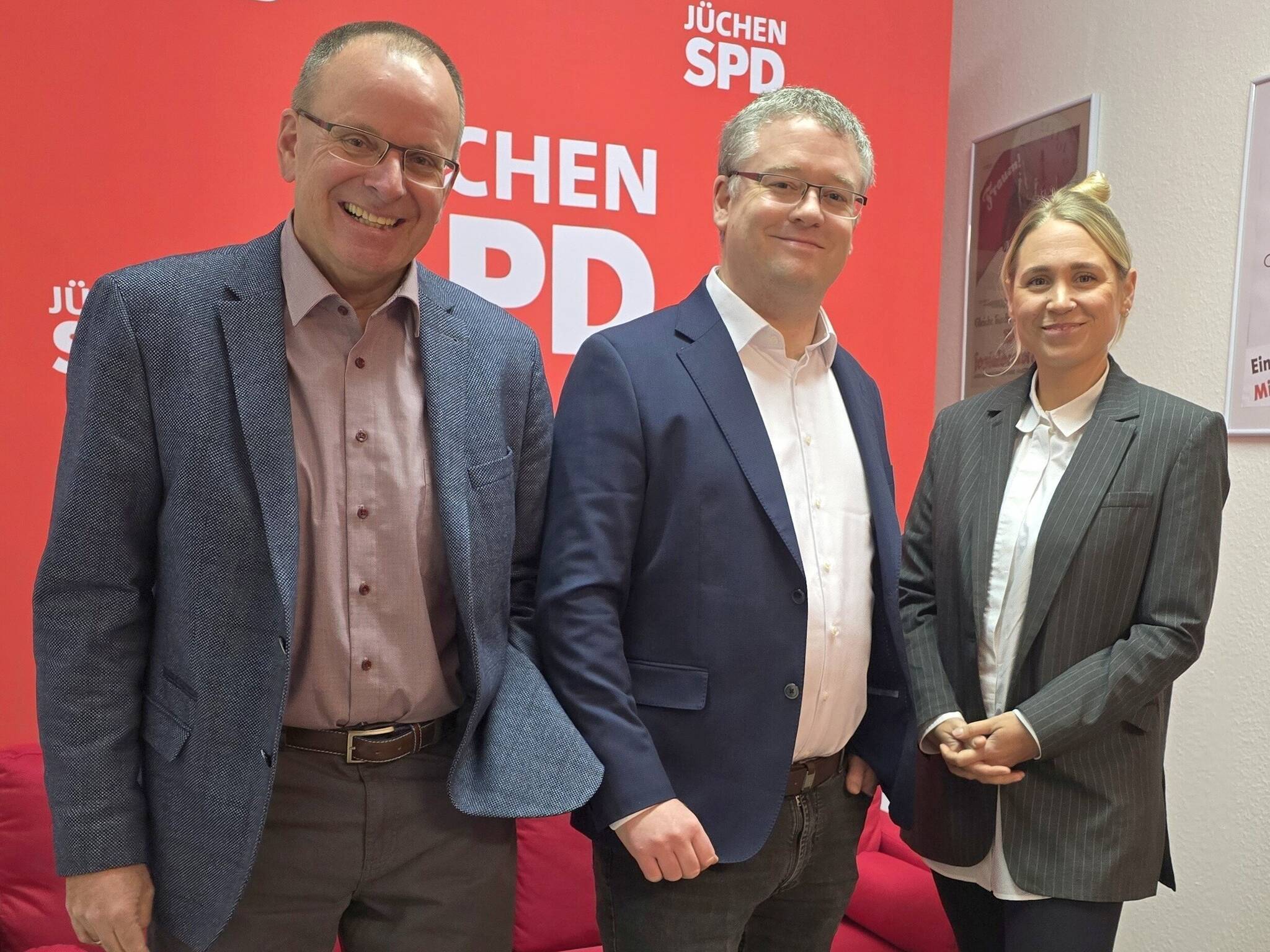 Der designierte SPD-Bürgermeisterkandidat Philipp Sieben (Mitte) eingerahmt von den SPD-Ortsvereinsvorsitzenden Anna Strohbach und Norbert John.  