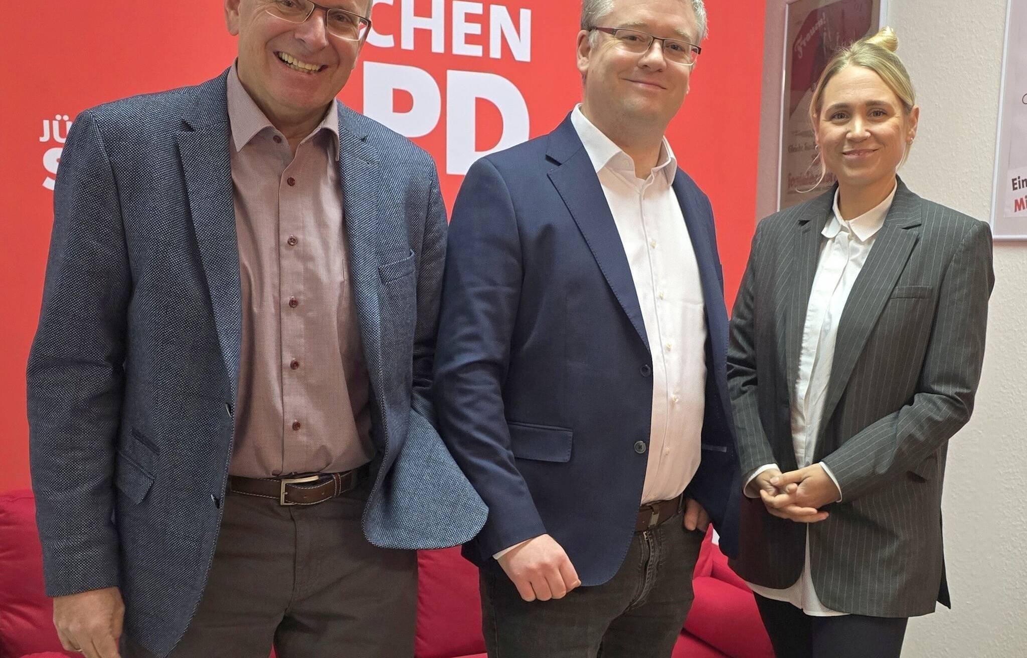 Der designierte SPD-Bürgermeisterkandidat Philipp Sieben (Mitte)