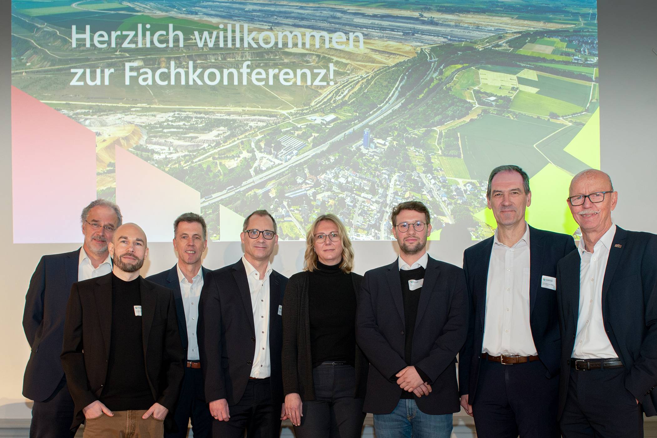 Von rechts: Harald Zillikens (Bürgermeister Stadt Jüchen), Franz Josef Türck-Hövener (Stadt Herzogenrath), Moritz End (TH Köln), Katja Witte (Wuppertal Institut), Prof. Dr. Thorsten Schneiders (TH Köln), Volker Mielchen (Zweckverband LANDFOLGE Garzweiler), Dr. Valentin Espers (Wuppertal Institut) und Prof. Dr. Ulrich Schurr (Forschungszentrum Jülich).   