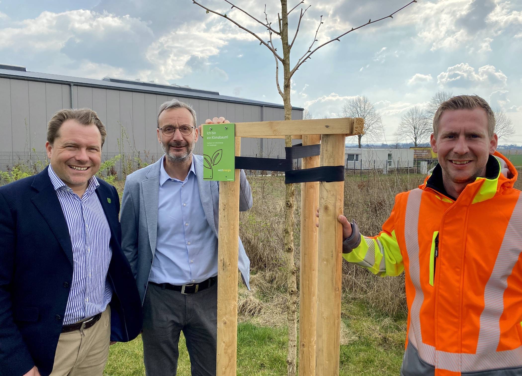 Bürgermeister Dr. Martin Mertens, Frithjof Gerstner (Westenergie-Kommunalmanager) und Martin Bender (Mitarbeiter des Grünflächenamtes (von links) bei der Übergabe der Klimabäume in Rommerskirchen.