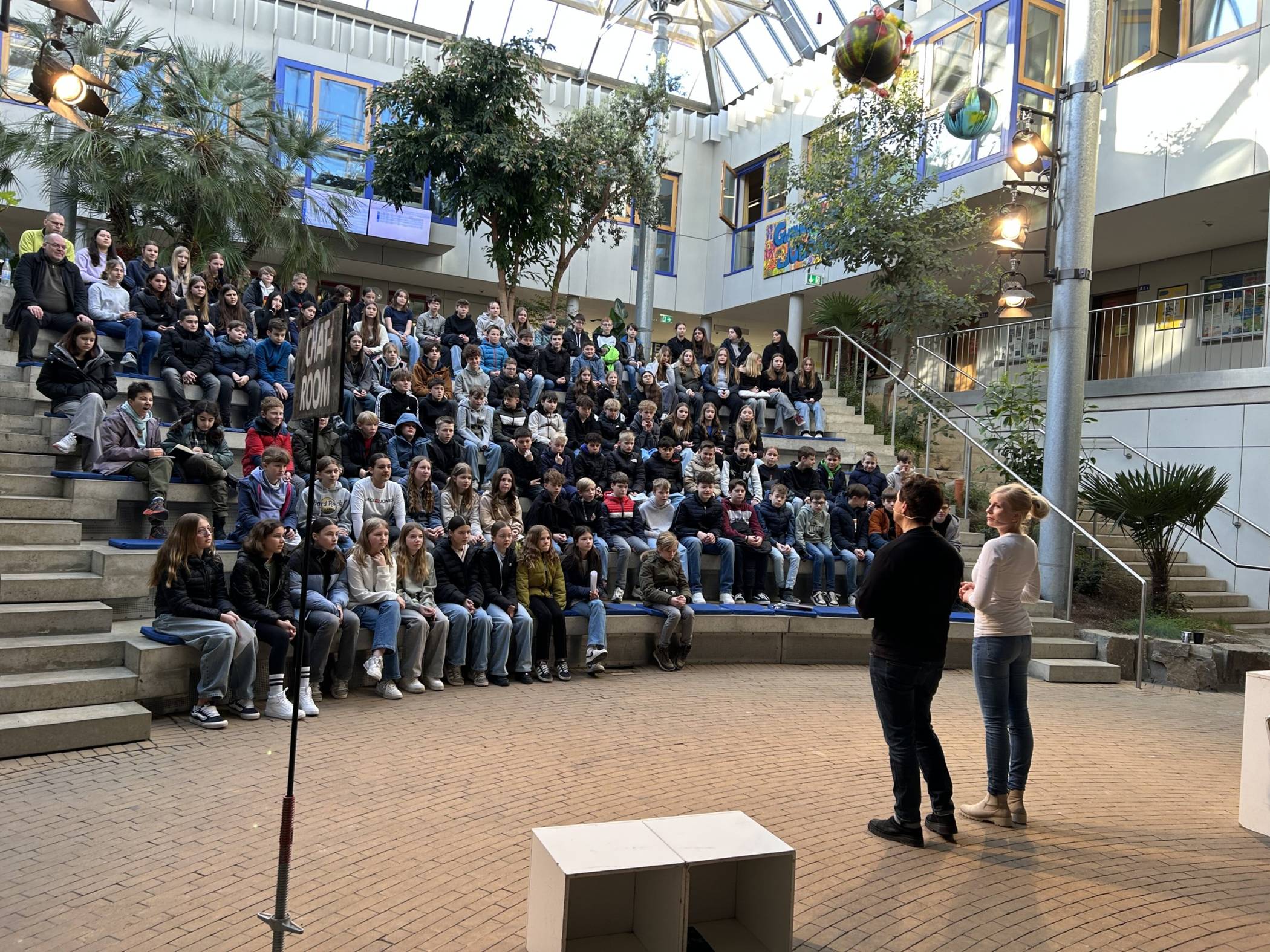  Aufmerksam lauschten die Siebtklässer dem Theaterduo Verena Bill und Michael Koenen . 