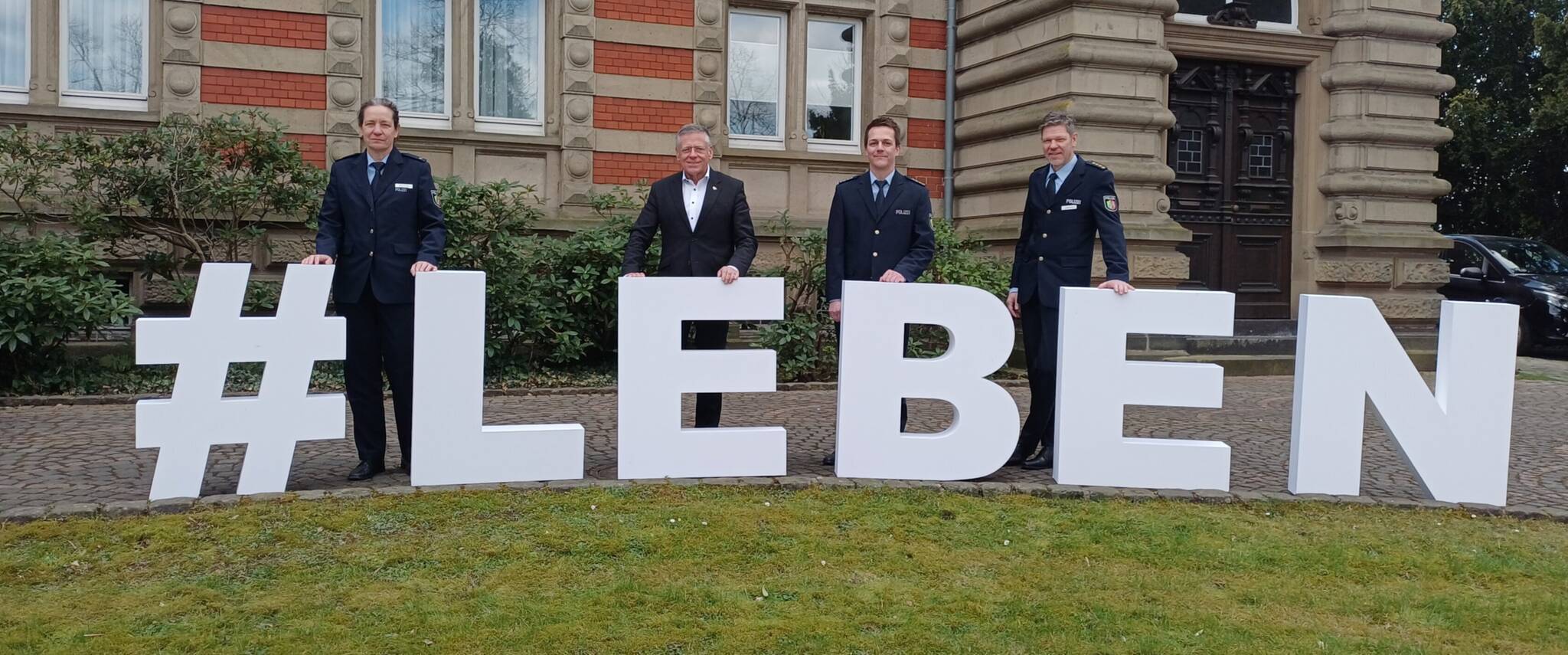Von links: Cindy Stock, Leiterin Direktion Verkehr, Landrat Hans-Jürgen Petrauschke, Christian Gabsch, Leiter Führungsstelle Verkehr, und Georg Lehnen, Abteilungsleiter Polizei.   